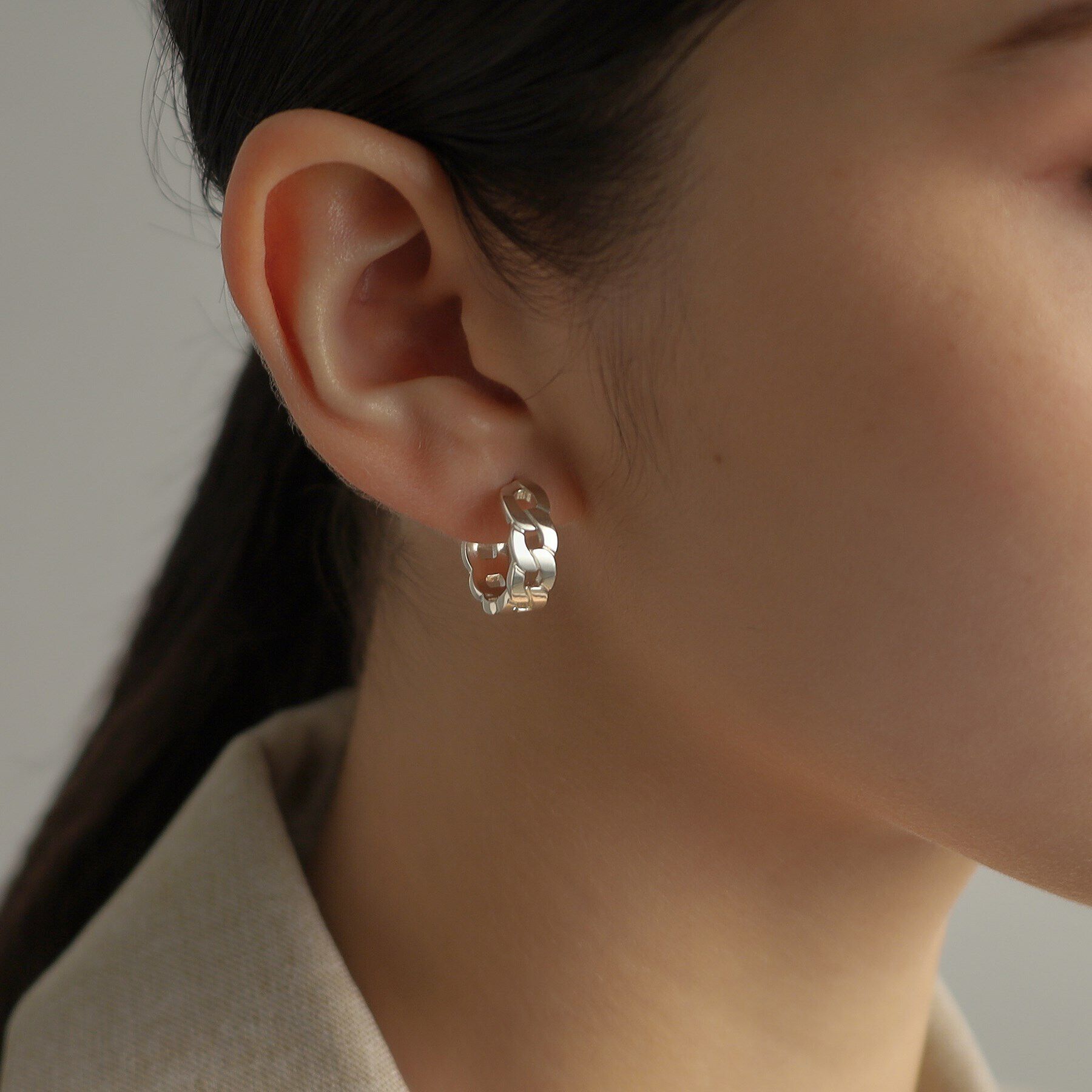 COCOSHNIK ONKITSCH「シルバー フラットカーブチェーンモチーフピアス」|ピアス|