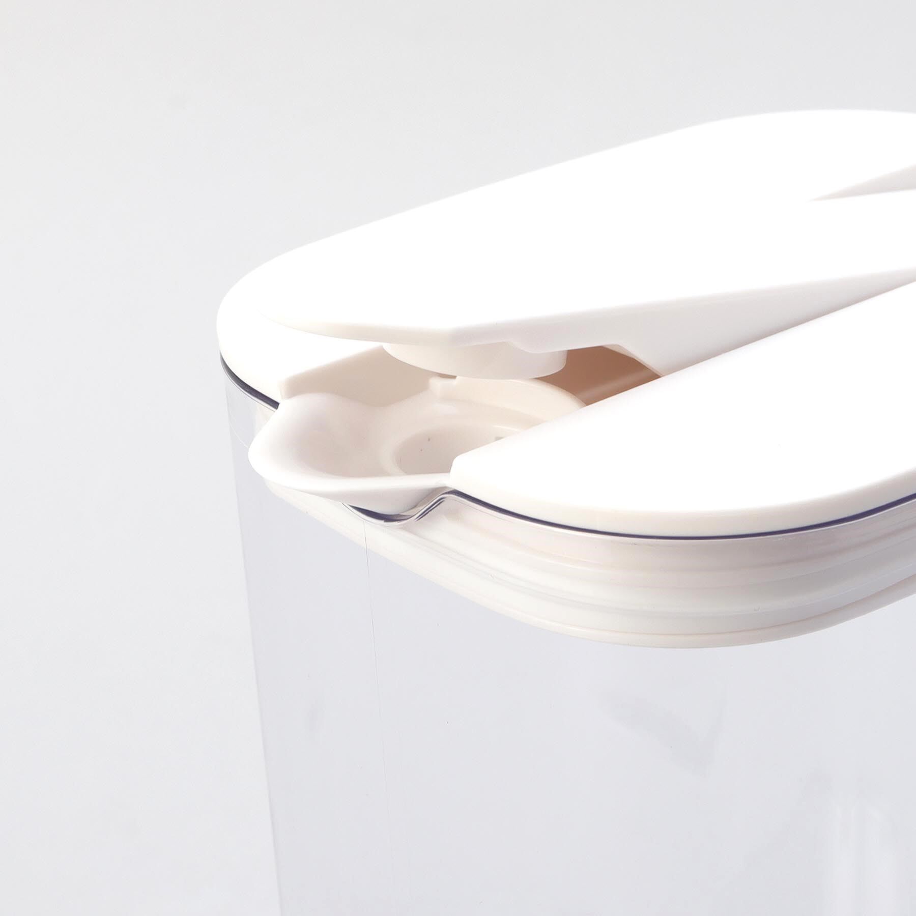 212 KITCHEN STORE「棚に収まる冷水筒 1.2L WH」|グラス・マグカップ|