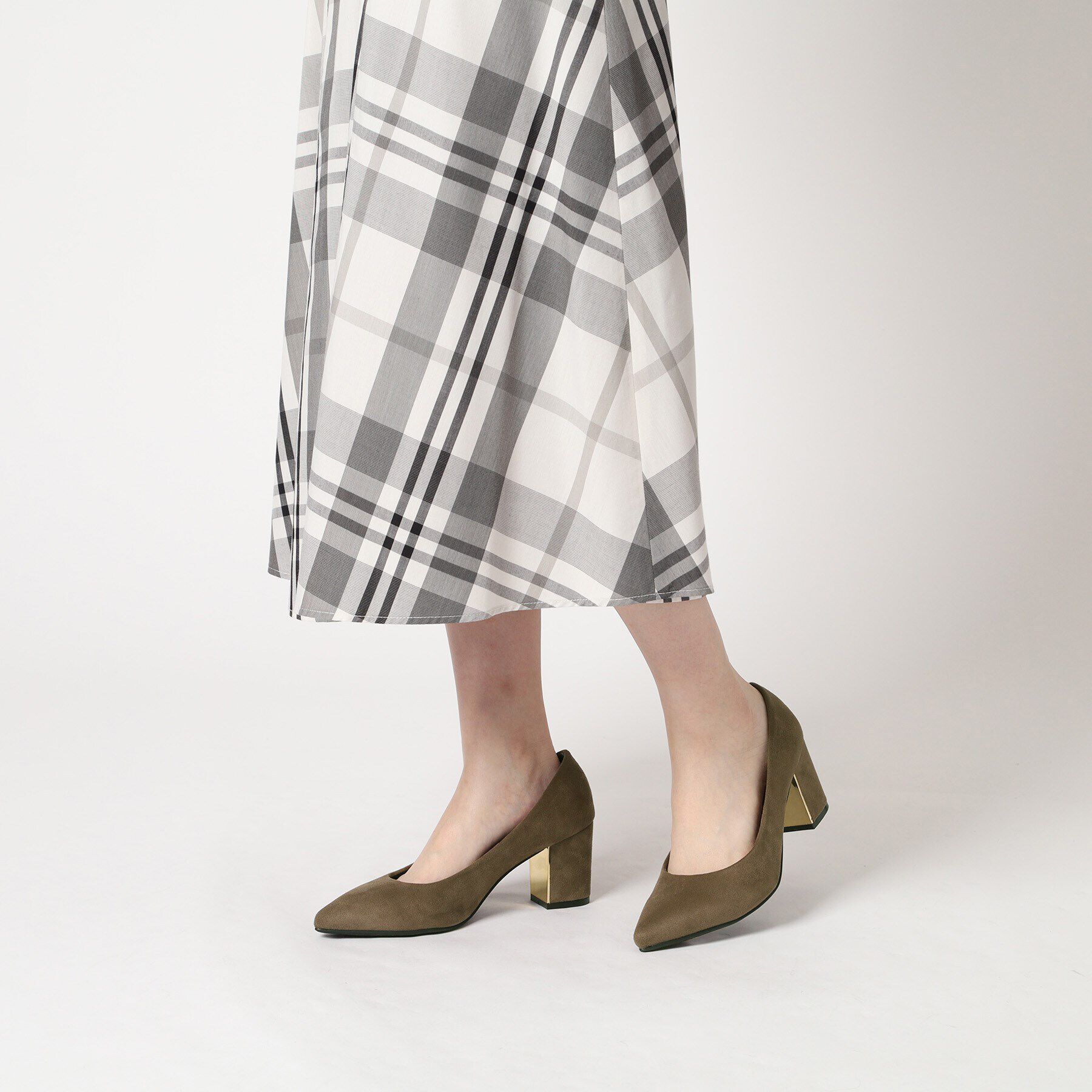 ESPERANZA「ゴールドプレート付きブロックヒールポインテッドトゥパンプス【ESPERANZA＿blanca】」|パンプス|