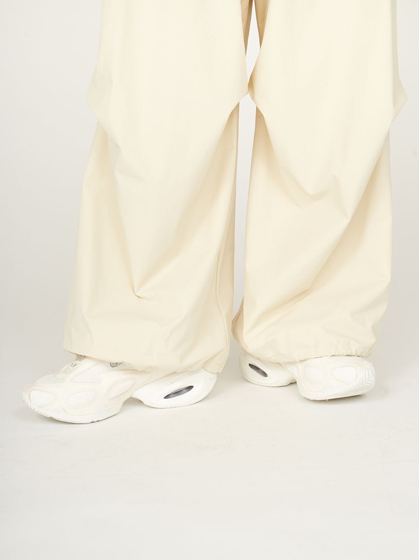 emmi atelier「パラシュートパンツ」|チノ|