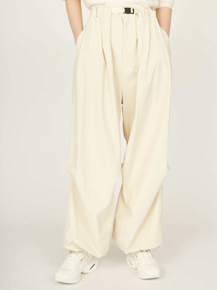 emmi atelier「パラシュートパンツ」|チノ|