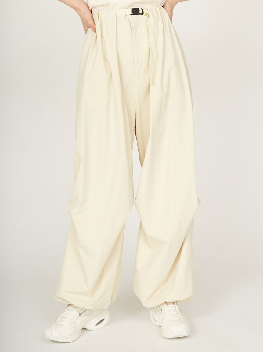 emmi atelier「パラシュートパンツ」|チノ|