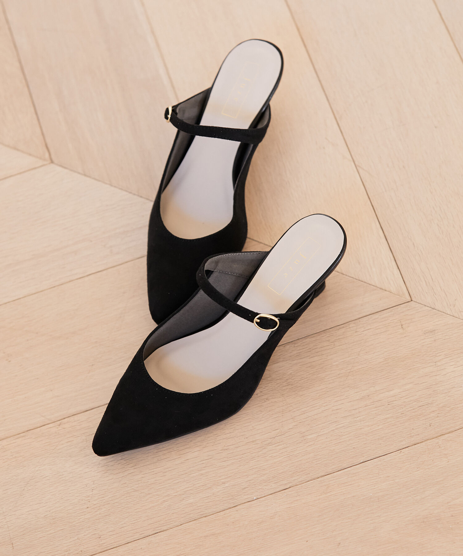Juze「ポインテッドストラップミュール」|パンプス|ブラック(01)