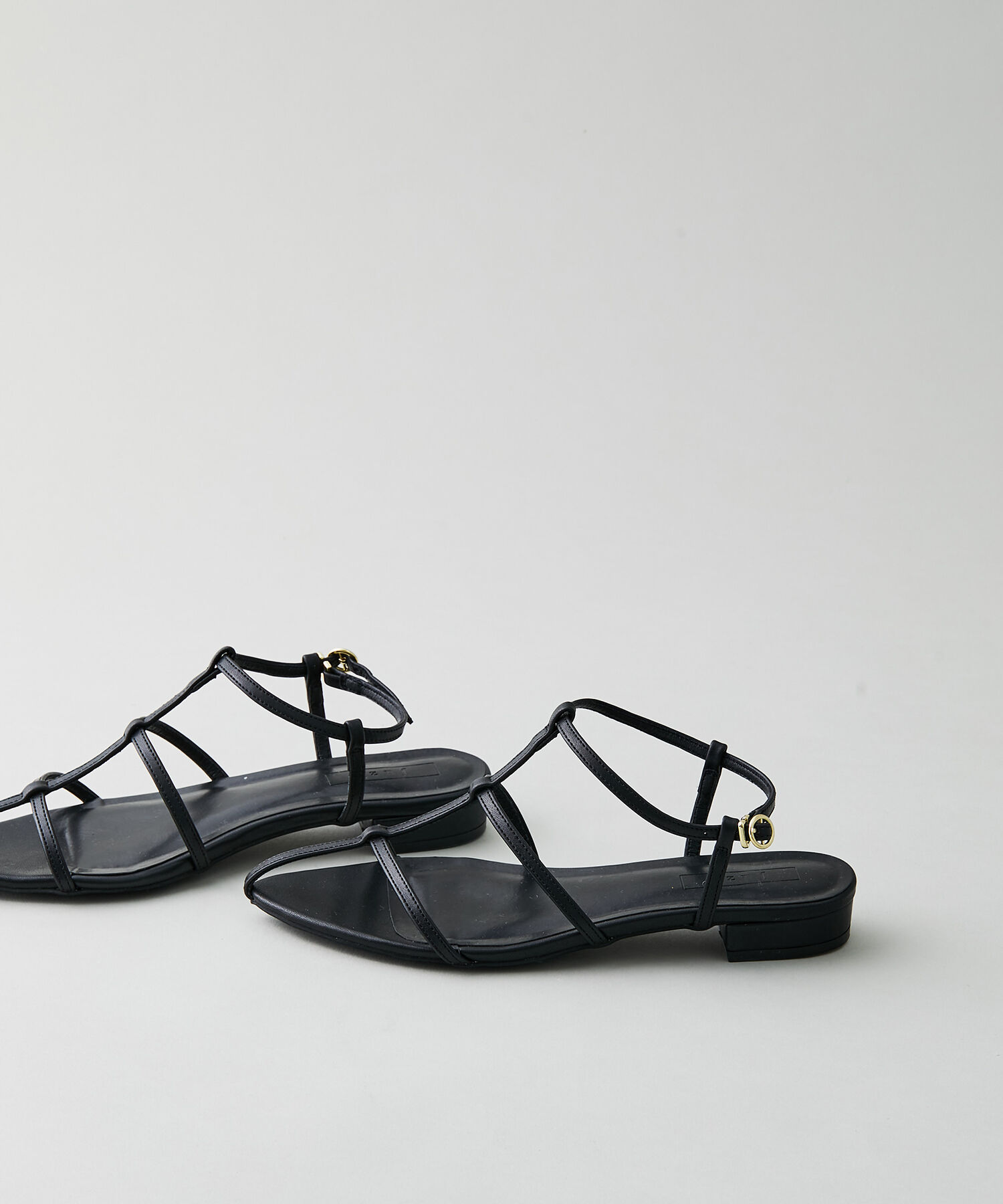 Juze「ボーンアンクルストラップフラットサンダル」|サンダル|ブラック(01)