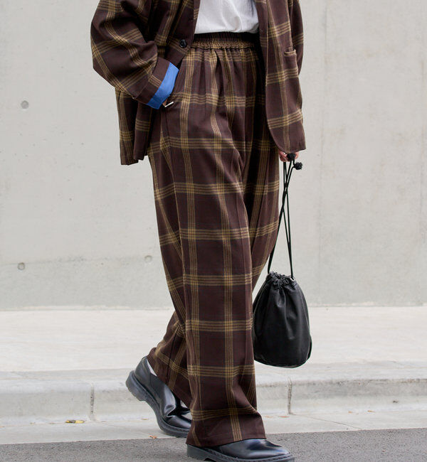  「【WHIMSIC/2サイズ展開】ルーズフィットイージースラックス」|チノ|ブラウン