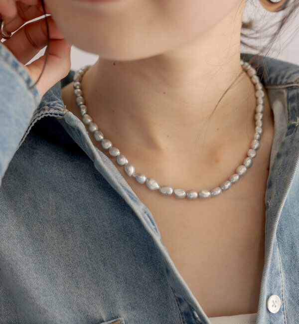  「【周りと差がつく】グレーパールショートネックレス」|ブローチ・コサージュ|グレー