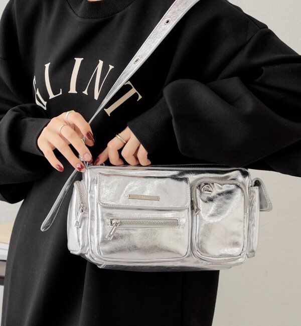  「【4色展開/500mlペットボトル収納可】ポケットデザインショルダーバッグ」|ショルダー・メッセンジャー|シルバー