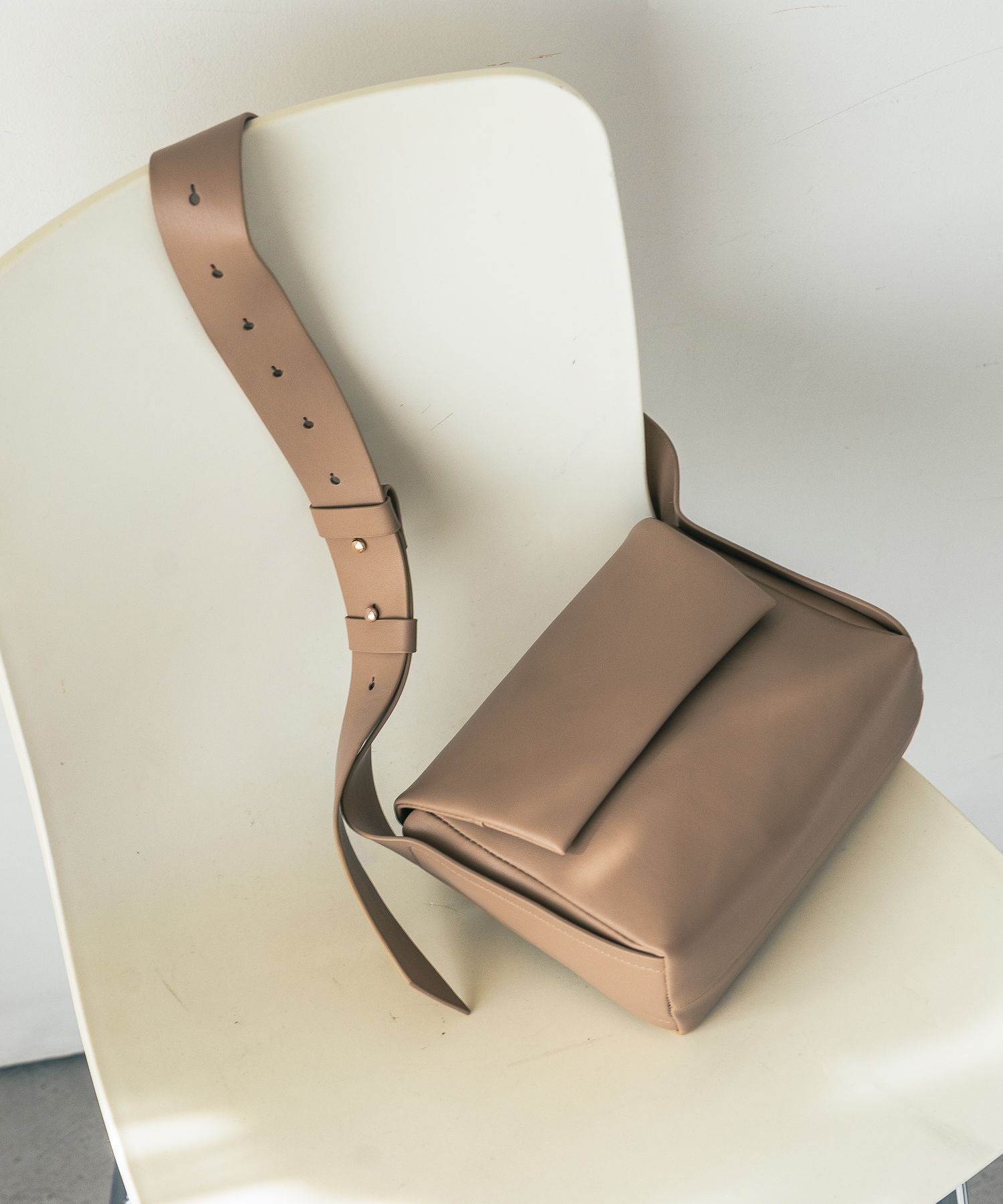 A part by 「スクエアフトベルトショルダーバッグ」|ショルダー・メッセンジャー|ブラウン