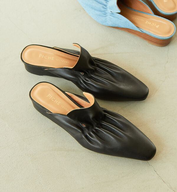 AU BANNISTER「ソフトギャザーミュール」|サンダル|ブラック