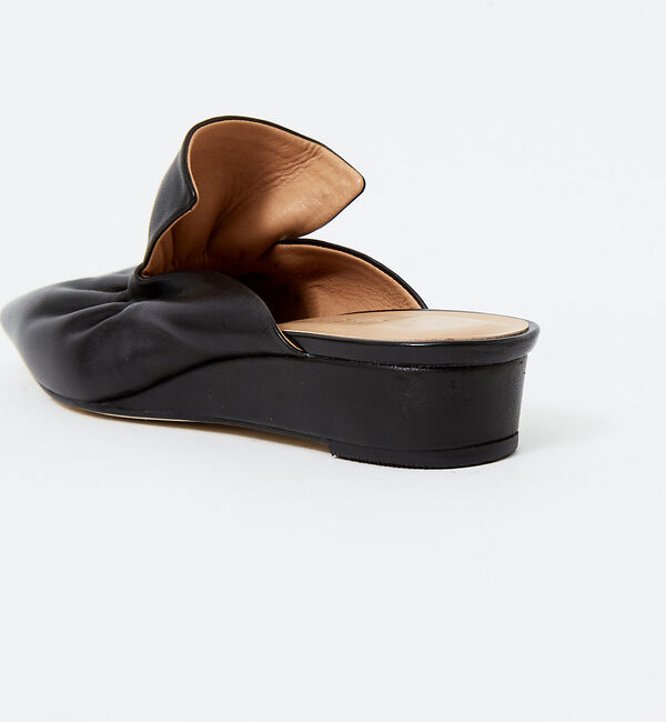 AU BANNISTER「ソフトギャザーミュール」|サンダル|