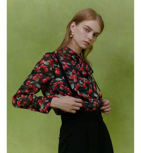 LOULOU WILLOUGHBY「WEB限定【LOULOU WILLOUGHBY】LISAチェリープリント ボウタイブラウス」|シャツ・ブラウス|ブラック