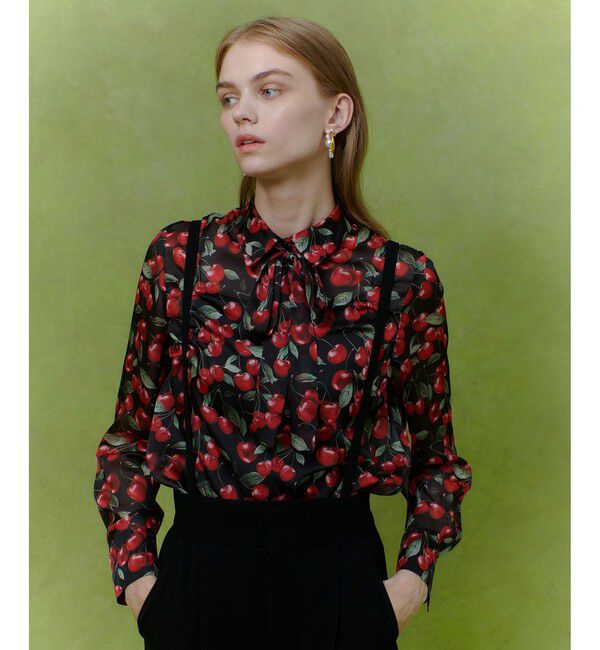 LOULOU WILLOUGHBY「WEB限定【LOULOU WILLOUGHBY】LISAチェリープリント ボウタイブラウス」|シャツ・ブラウス|