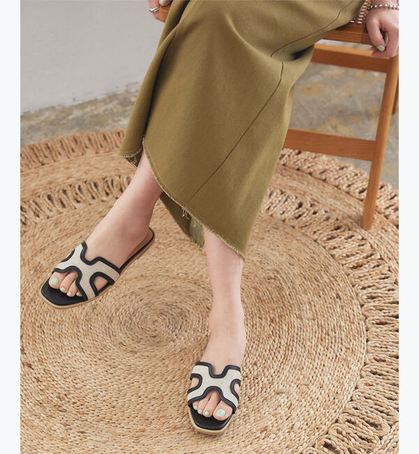 titivate「フラットスクエアサンダル」|サンダル|ナチュラル/ブラック