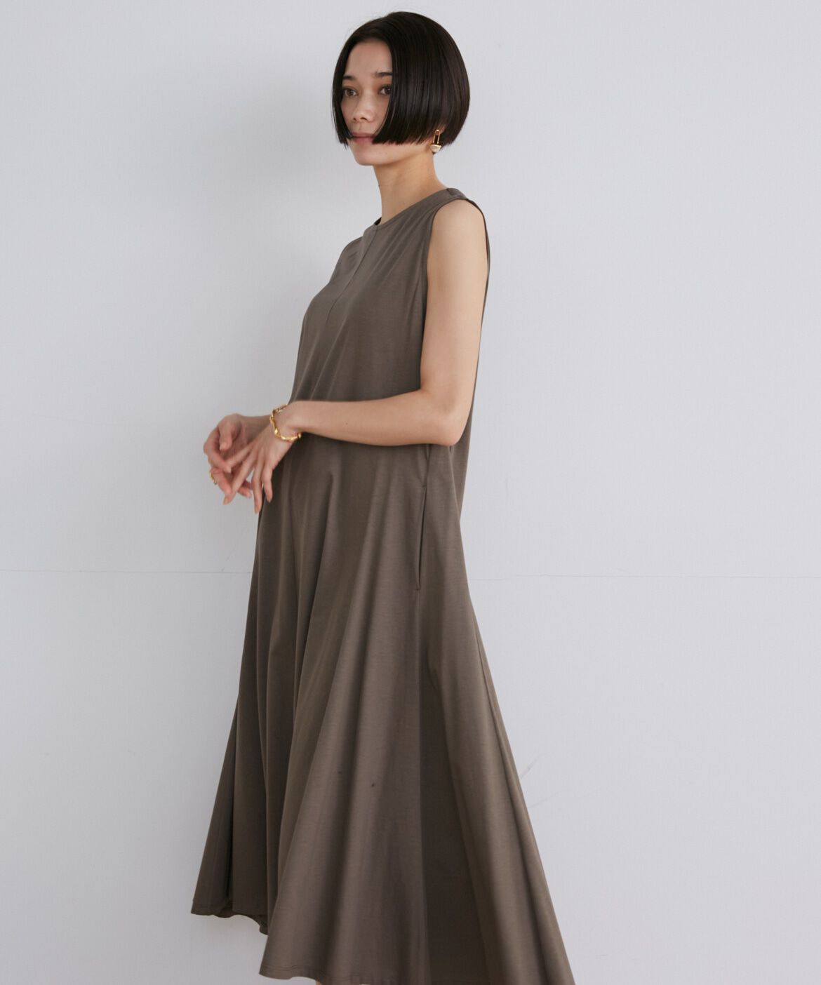 INED「《大きいサイズ》ノースリーブフレアワンピース」|ワンピース|モカチャ3