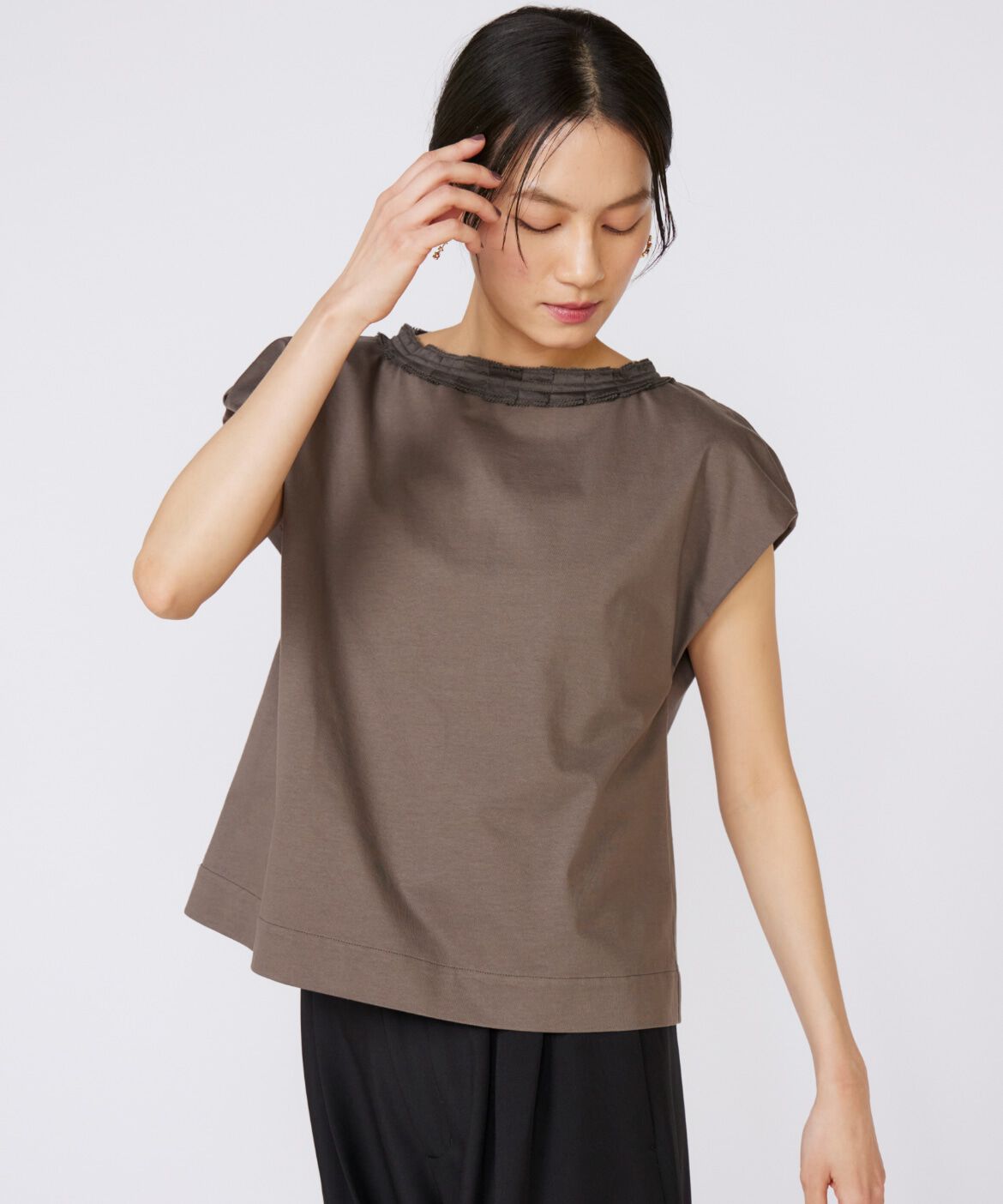 INED「《大きいサイズ》タックフリルカットソー」|Tシャツ・カットソー|モカチャ3