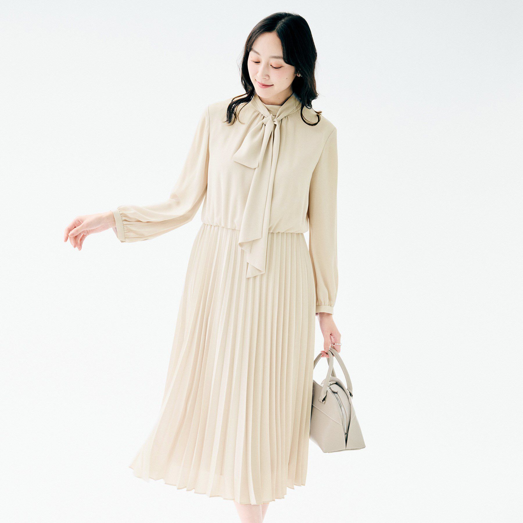 UNTITLED「ボウタイ プリーツワンピース」|ワンピース|ライトベージュ(05