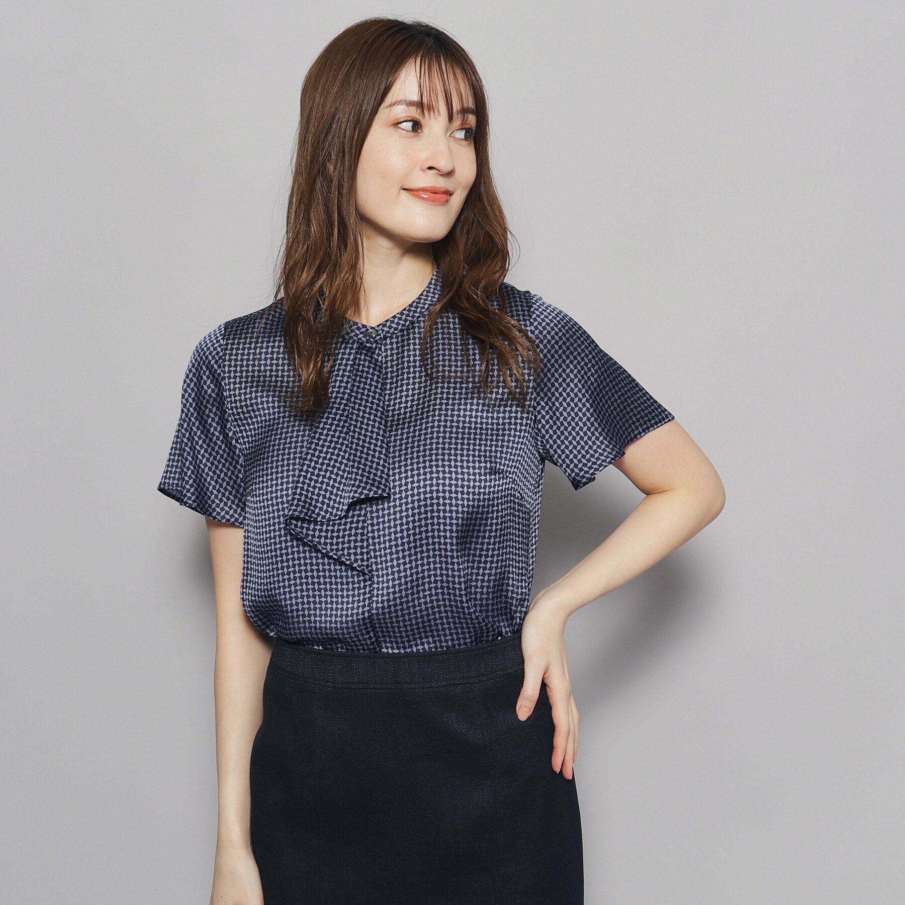 COUP DE CHANCE「【洗える／一枚着／ジャケットイン／通勤／幾何柄】女性らしいフリルデザインブラウス」|シャツ・ブラウス|