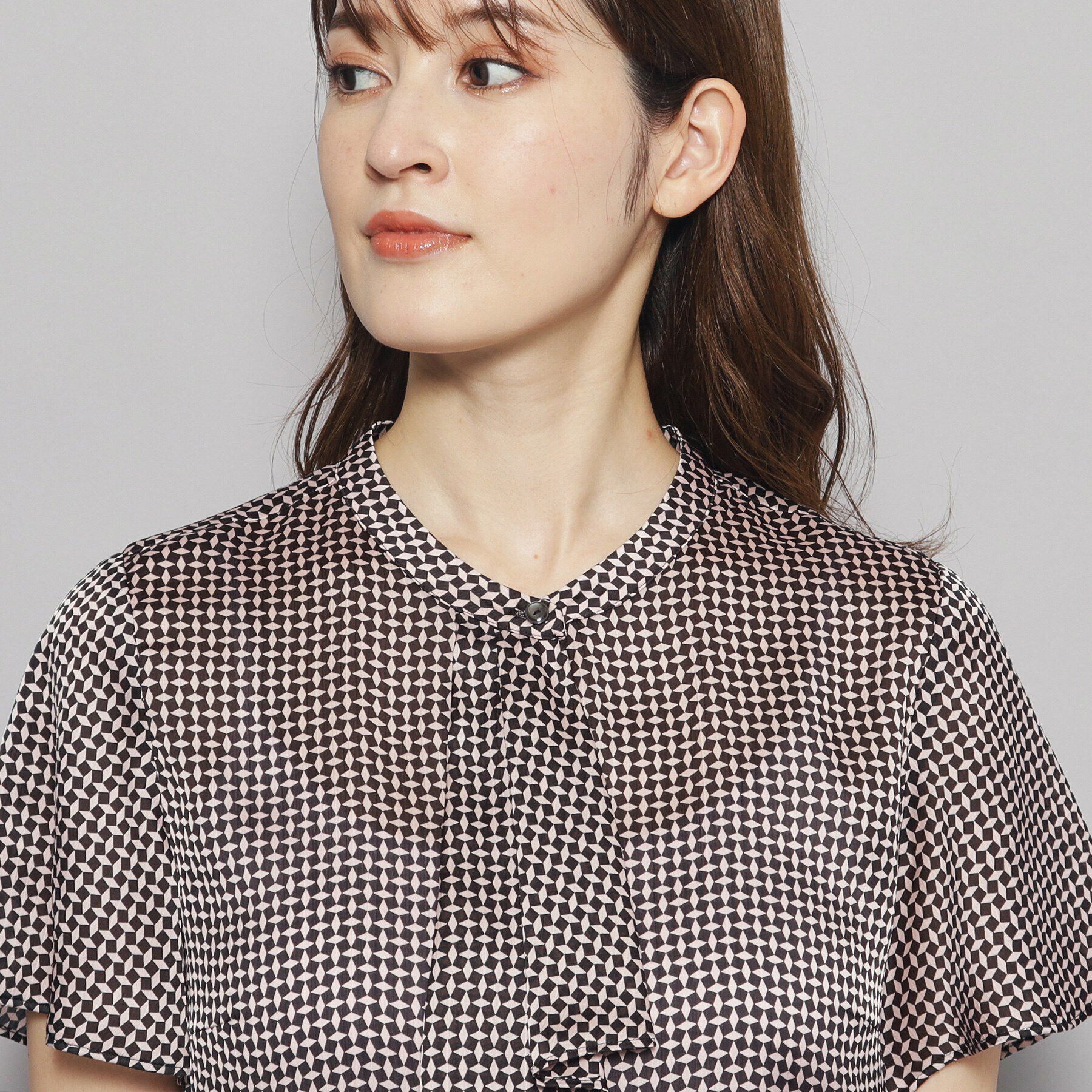 COUP DE CHANCE「【洗える／一枚着／ジャケットイン／通勤／幾何柄】女性らしいフリルデザインブラウス」|シャツ・ブラウス|