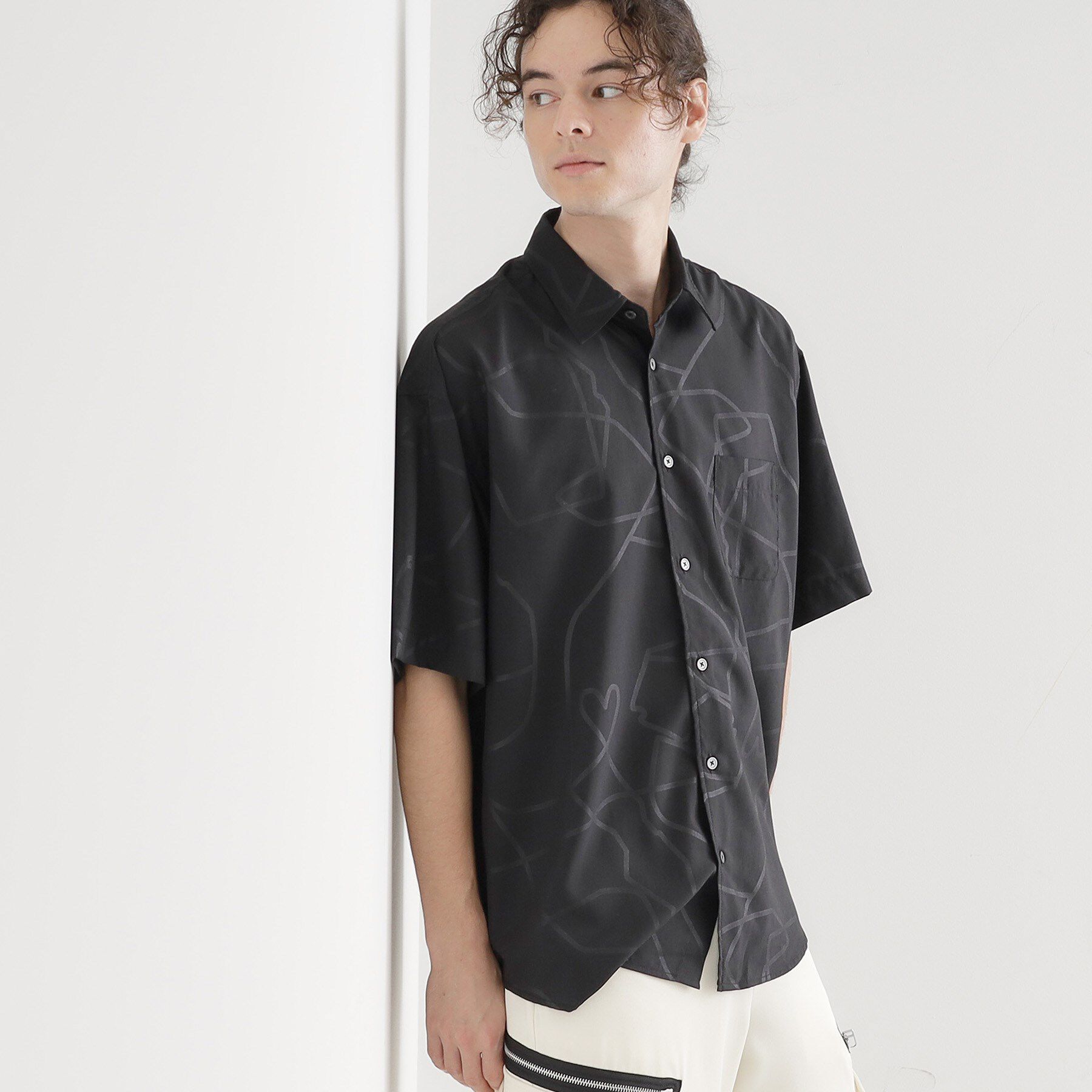 tk.TAKEO KIKUCHI「エンボスプリントシャツ」|シャツ・ブラウス|ブラック(019)