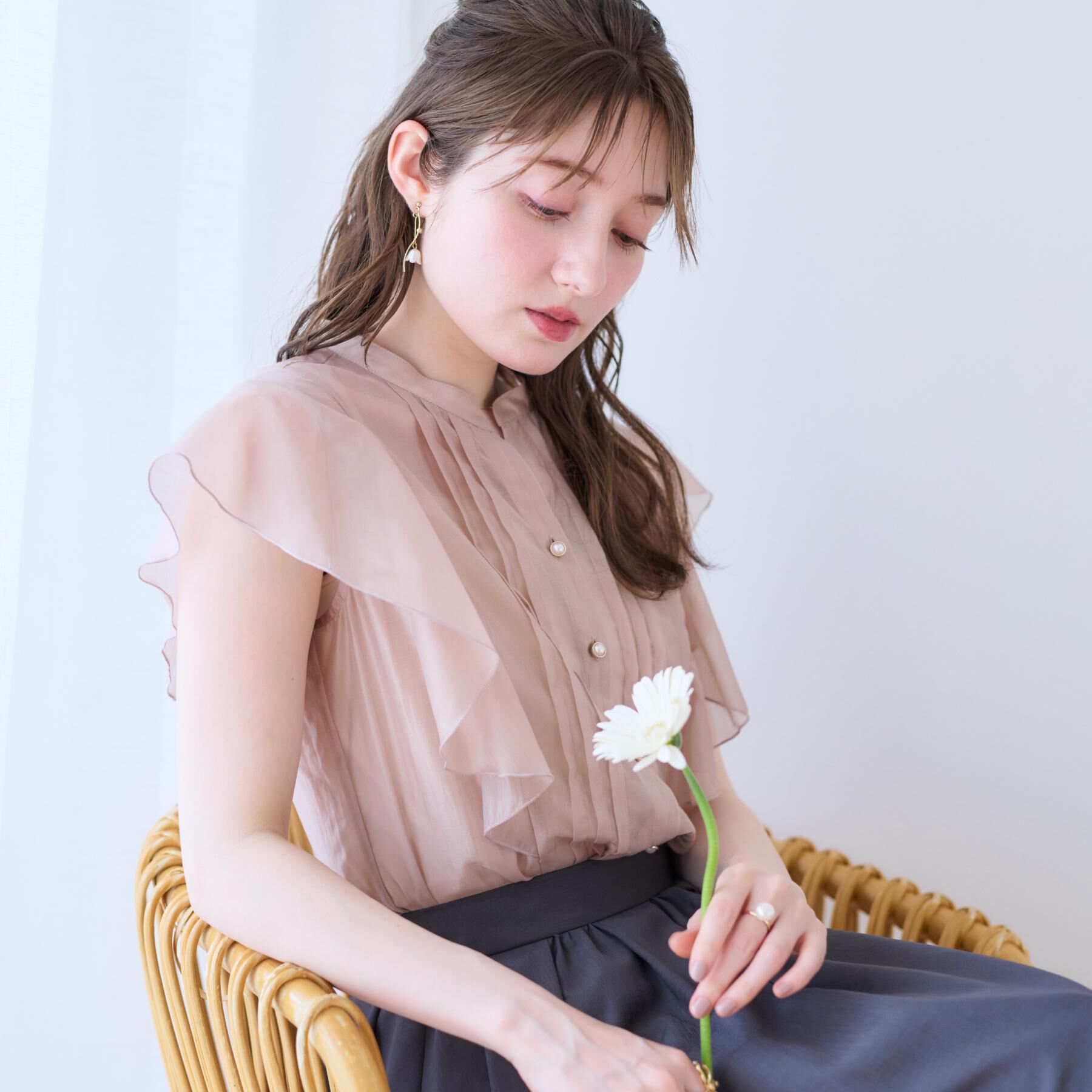 Couture broach「【洗える・オシャレな透け感】タックデザインフレア袖シアーブラウス」|シャツ・ブラウス|