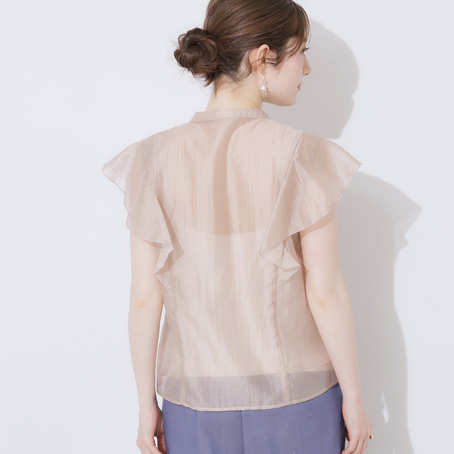 Couture broach「【洗える・オシャレな透け感】タックデザインフレア袖シアーブラウス」|シャツ・ブラウス|