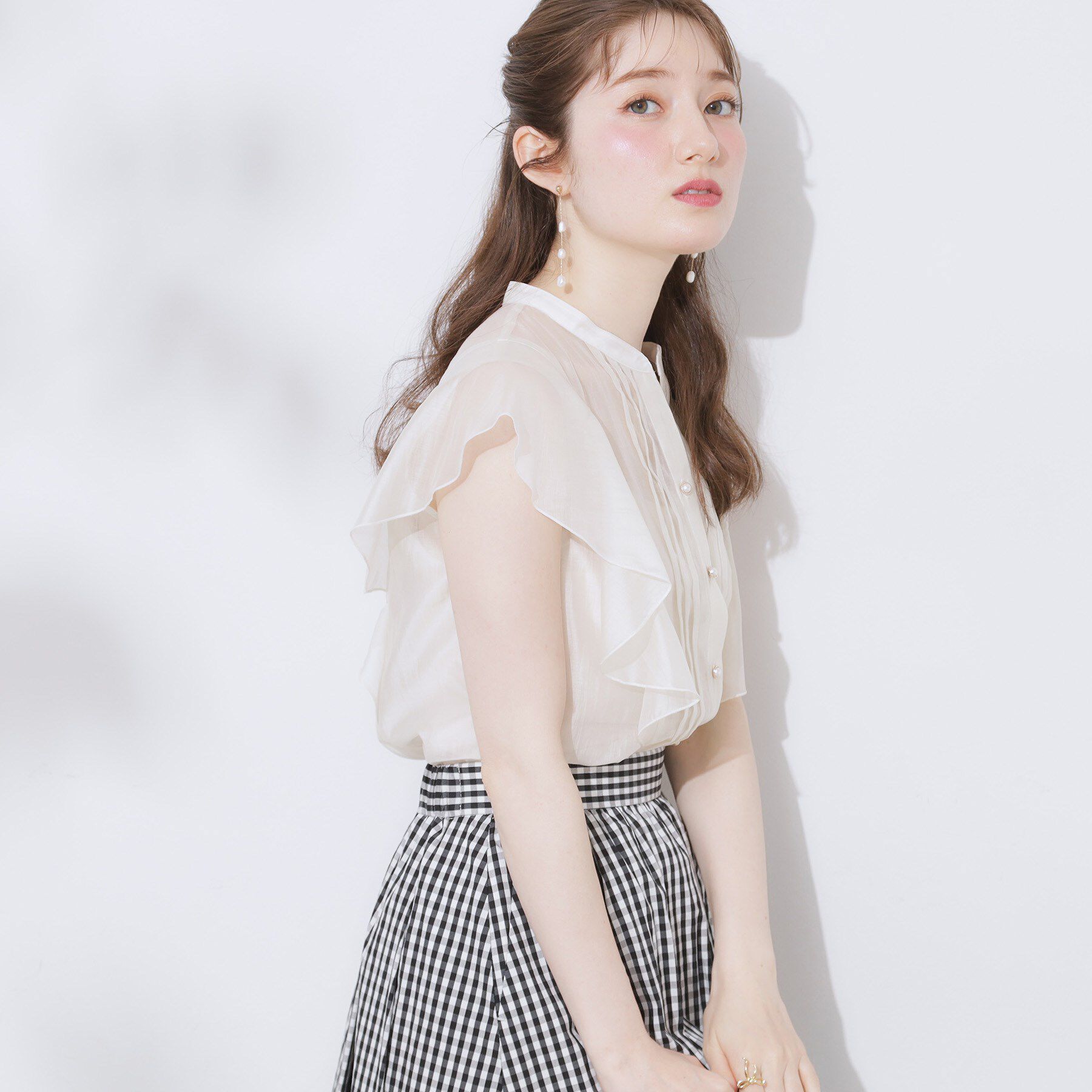 Couture broach「【洗える・オシャレな透け感】タックデザインフレア袖シアーブラウス」|シャツ・ブラウス|