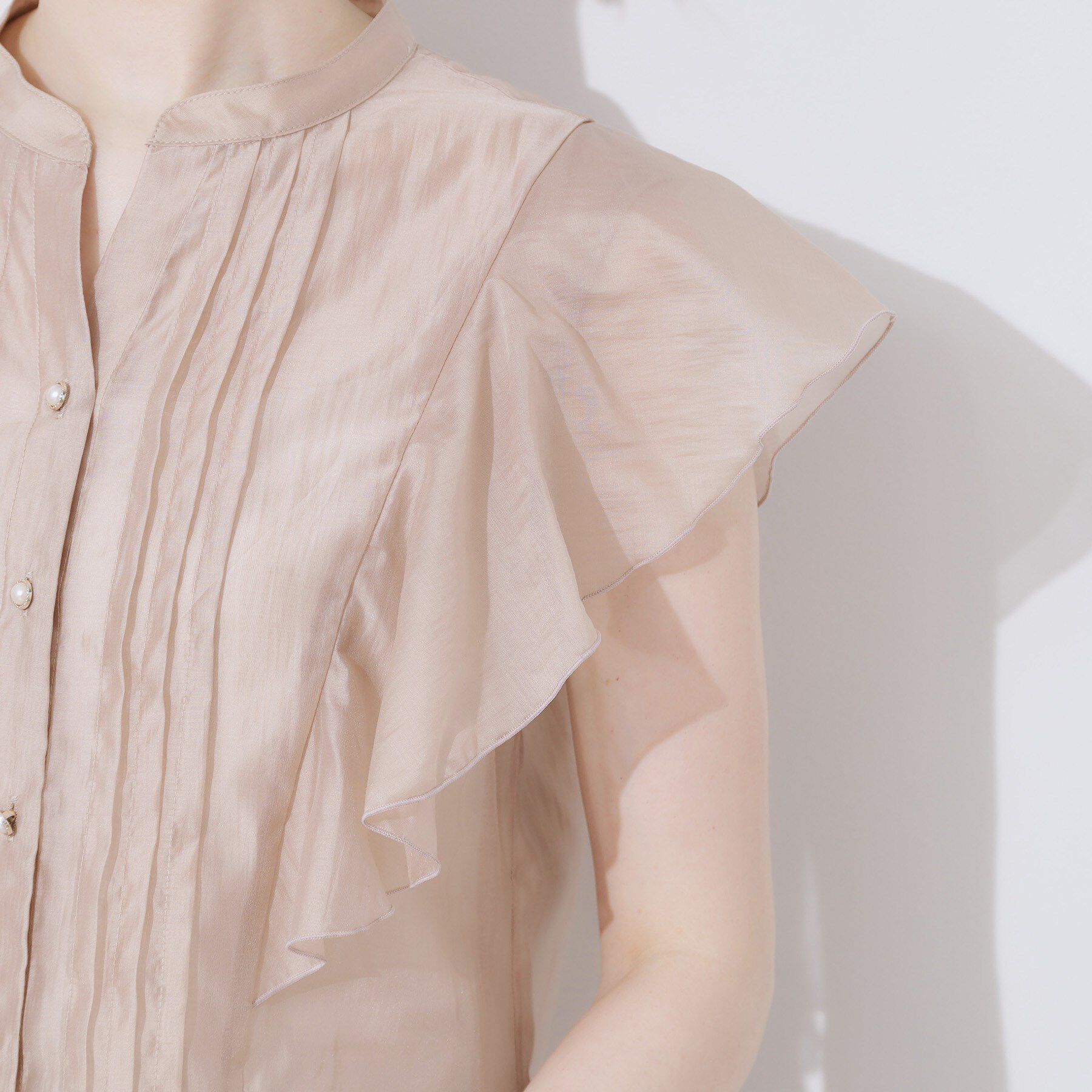 Couture broach「【洗える・オシャレな透け感】タックデザインフレア袖シアーブラウス」|シャツ・ブラウス|