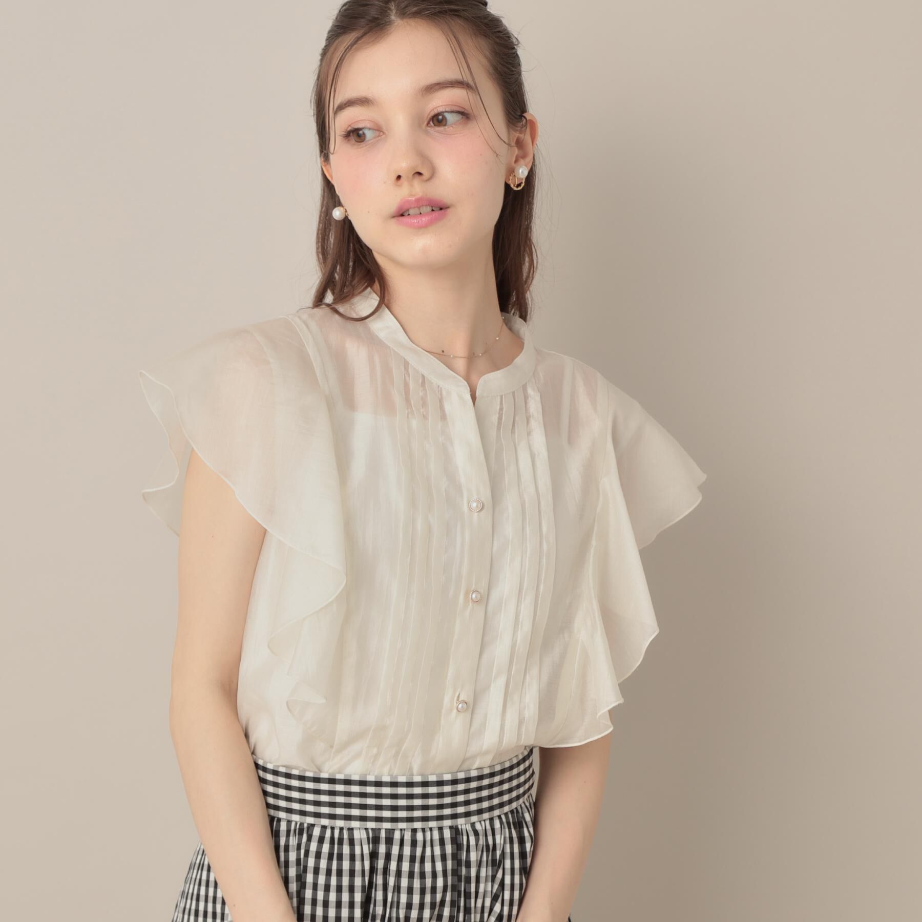 Couture broach「【洗える・オシャレな透け感】タックデザインフレア袖シアーブラウス」|シャツ・ブラウス|