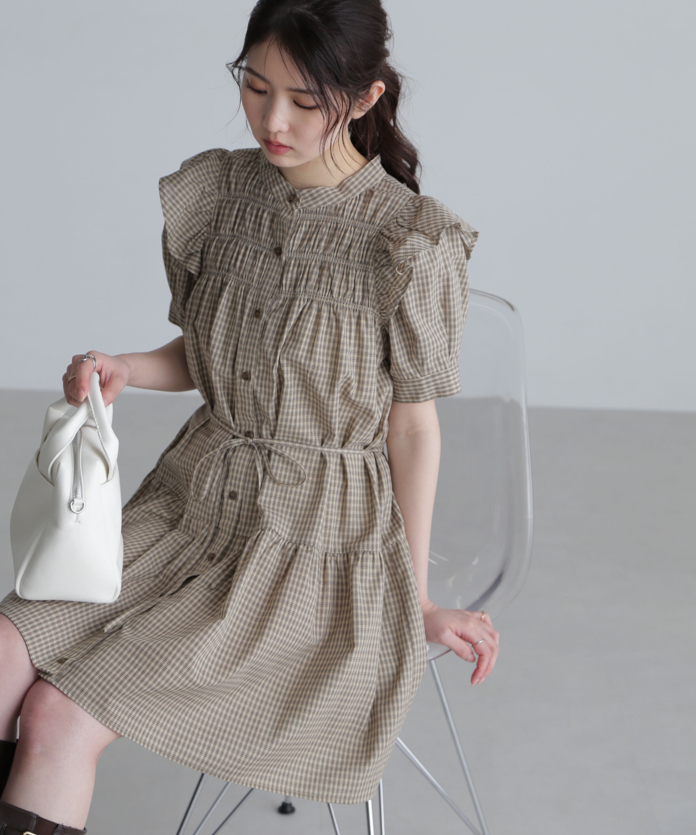  「ミニチェック肩フリルティアードミニワンピース」|ワンピース|ベージュチェ 1