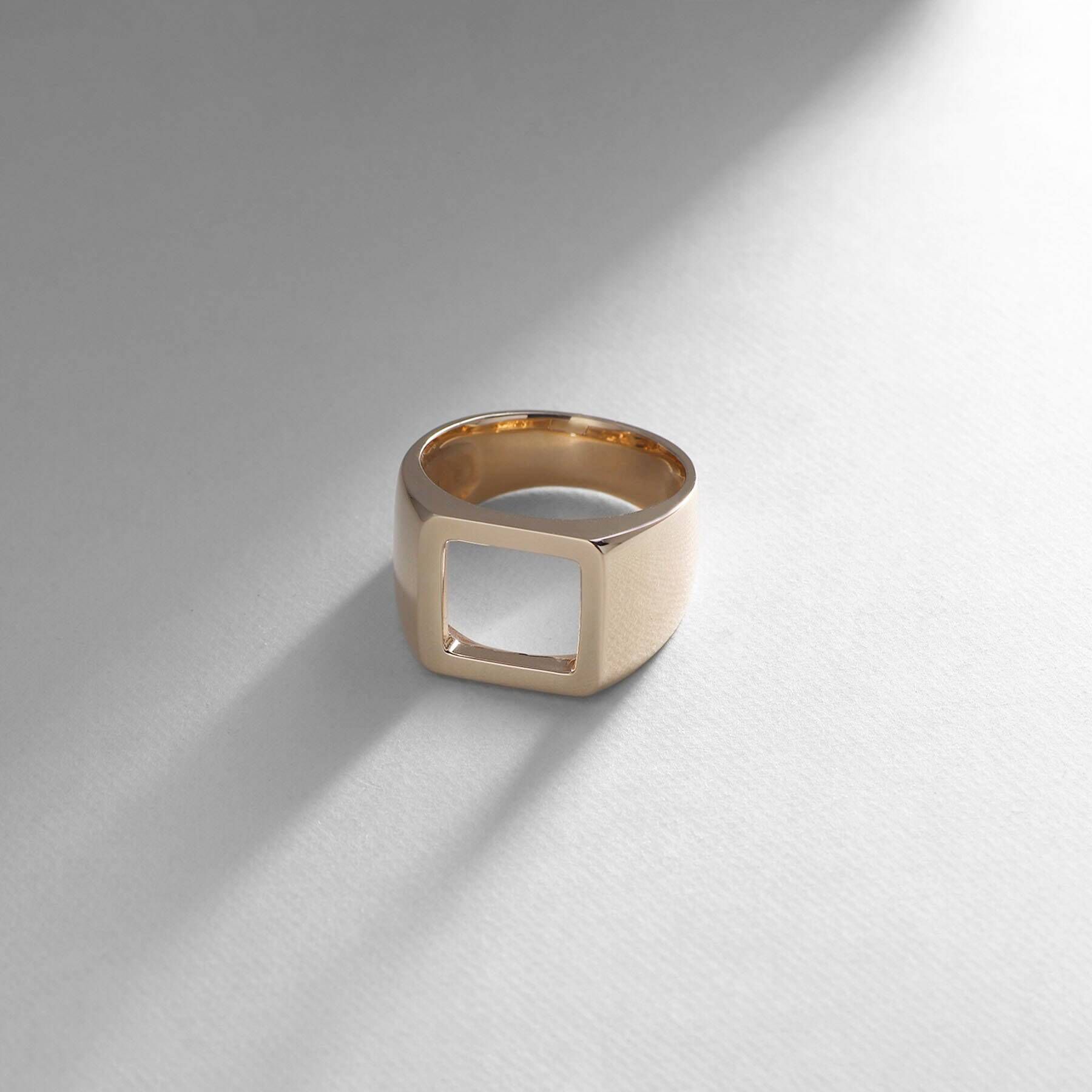 COCOSHNIK「K10オープンシグネット スクエアリング」|リング|イエローゴールド(1