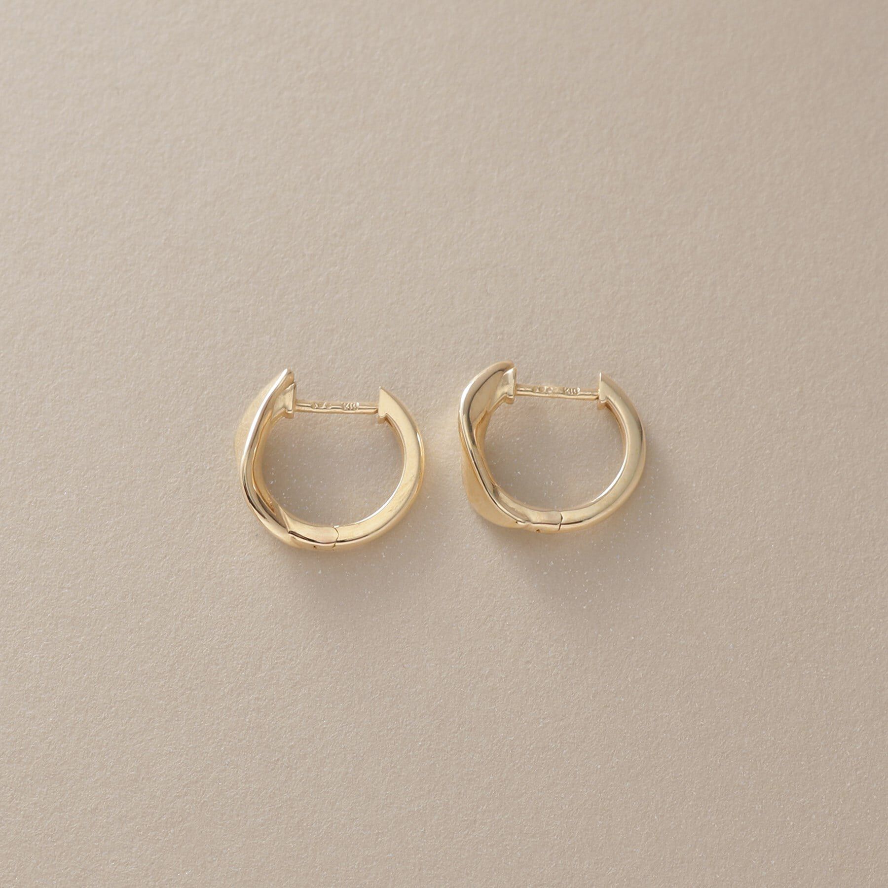 COCOSHNIK「K10マーキス捻り中折れ フープピアス」|ピアス|