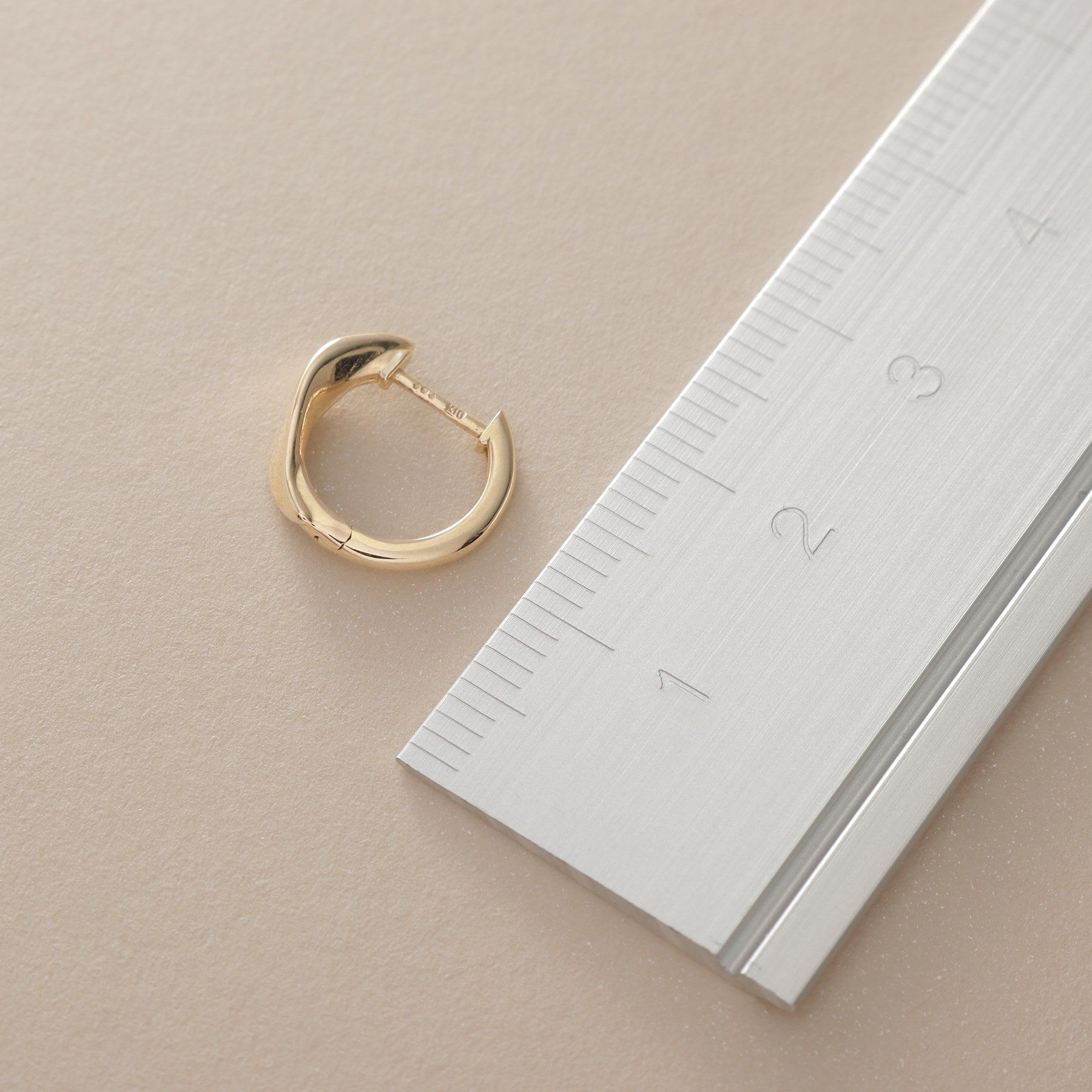 COCOSHNIK「K10マーキス捻り中折れ フープピアス」|ピアス|