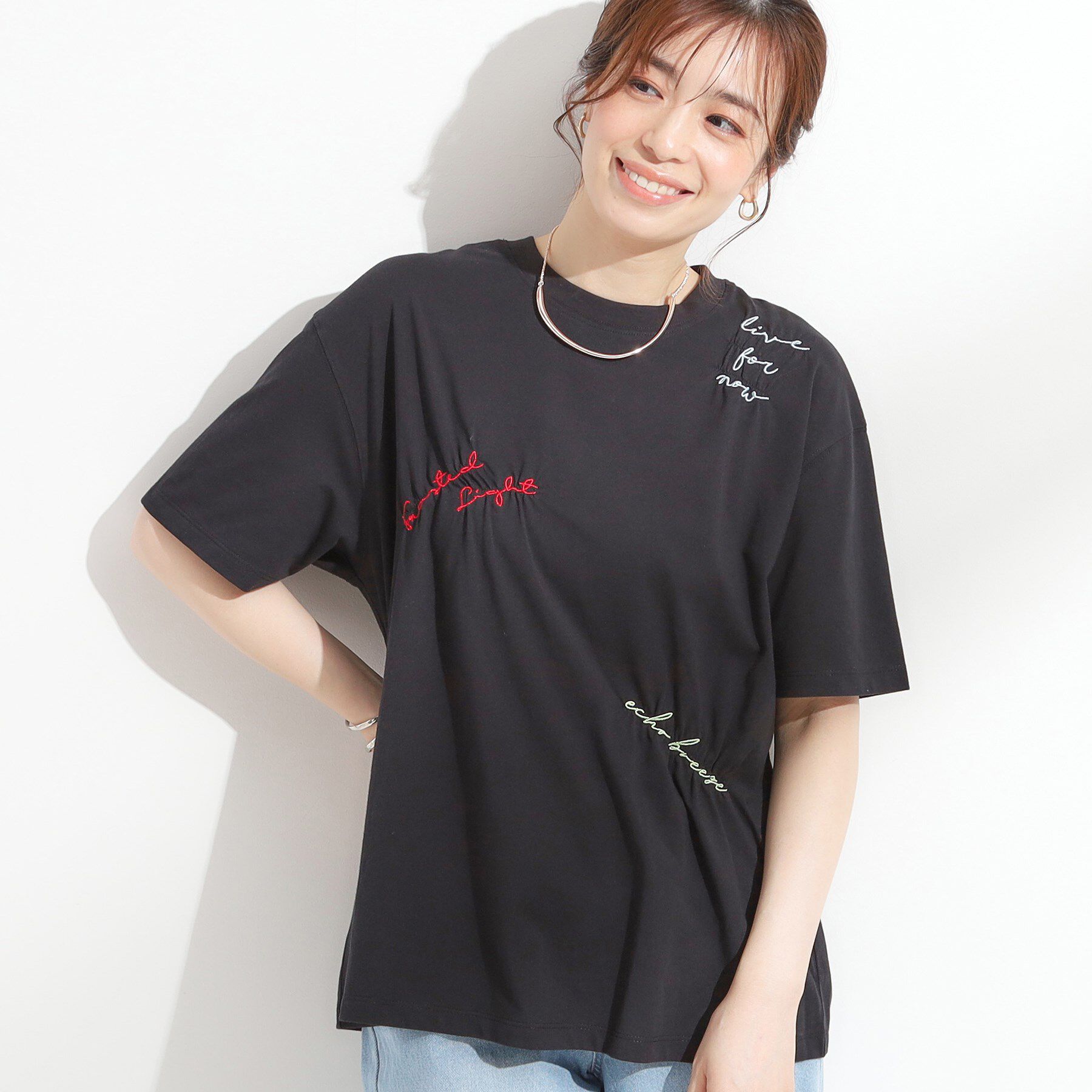 SHOO･LA･RUE「【ひんやり】大人のカジュアルスタイルに レタリング刺繍Tシャツ」|Tシャツ・カットソー|ブラック(019)