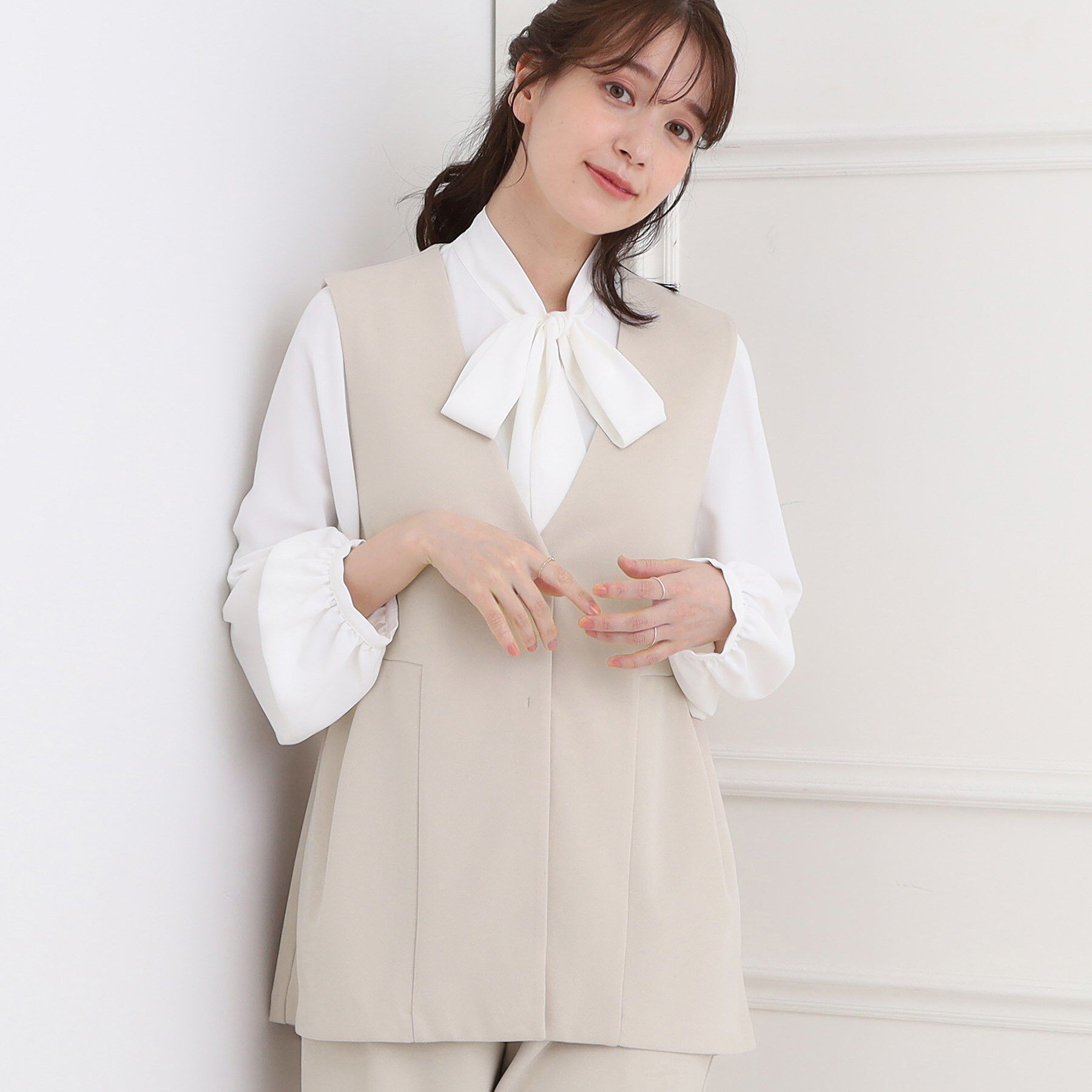 SHOO･LA･RUE「【洗濯機可/イージーケア/ストレッチ】きちんと楽に。カットジョーゼットペプラムジレ」|ベスト・ジレ|グレージュ(050)