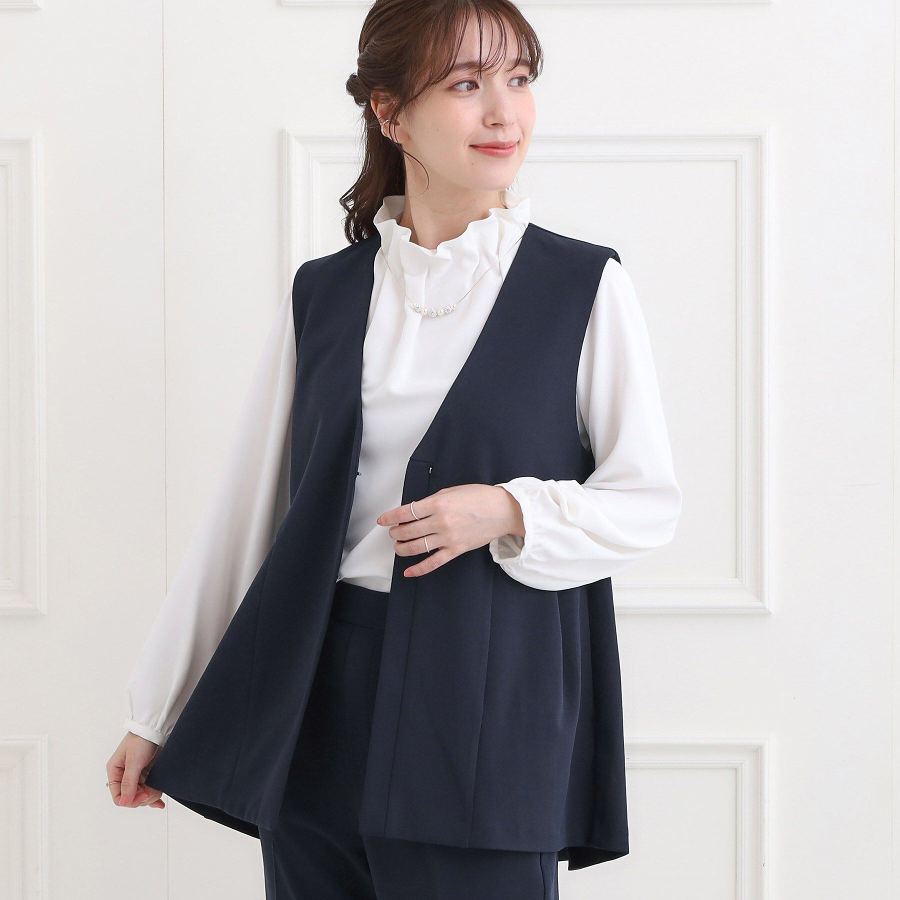 SHOO･LA･RUE「【洗濯機可/イージーケア/ストレッチ】きちんと楽に。カットジョーゼットペプラムジレ」|ベスト・ジレ|ネイビー(094)