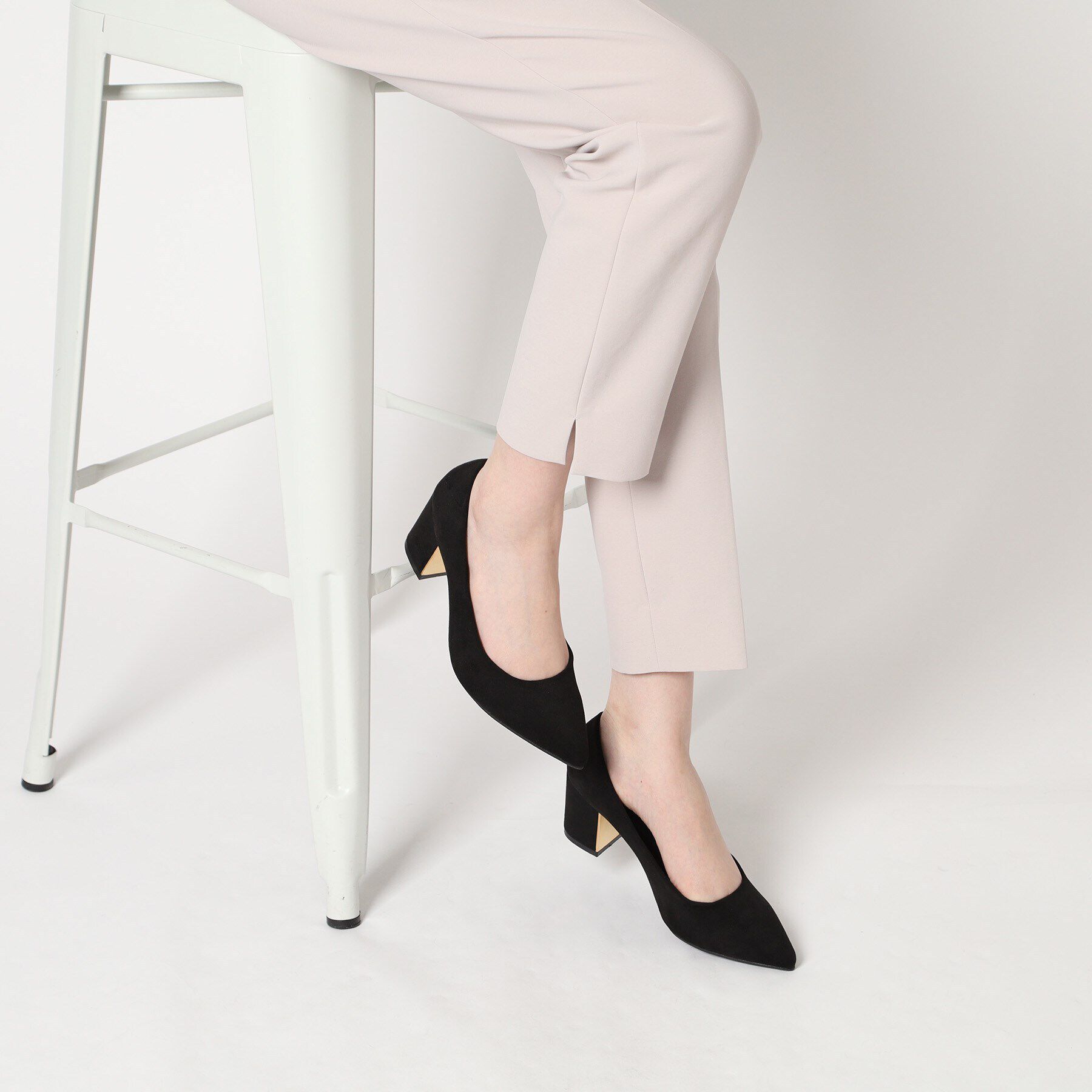 ESPERANZA「ゴールドプレート付きブロックヒールポインテッドトゥパンプス【ESPERANZA＿blanca】」|パンプス|