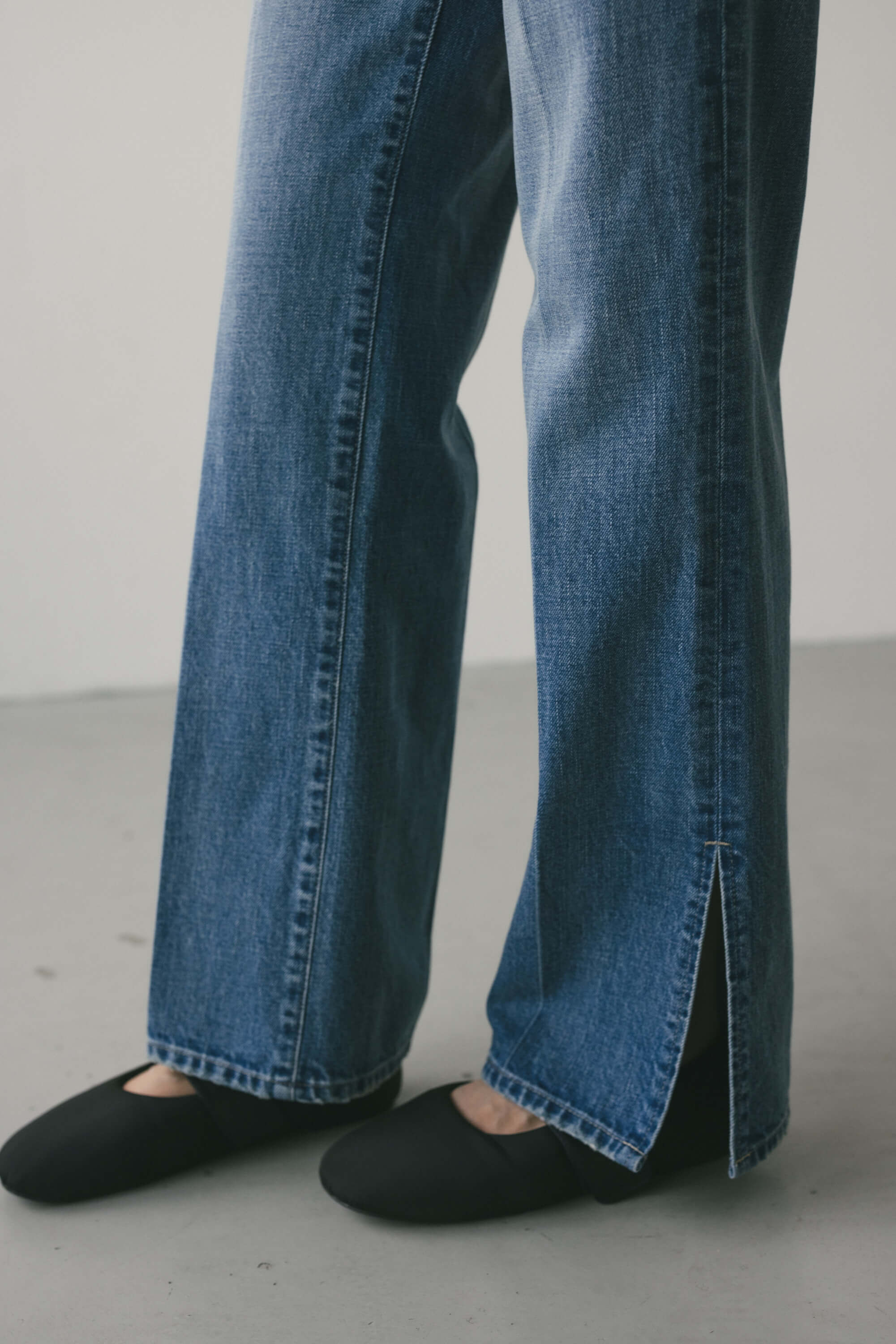 STYLEMIXER「ヘムスリットストレートデニムパンツ」|デニム|