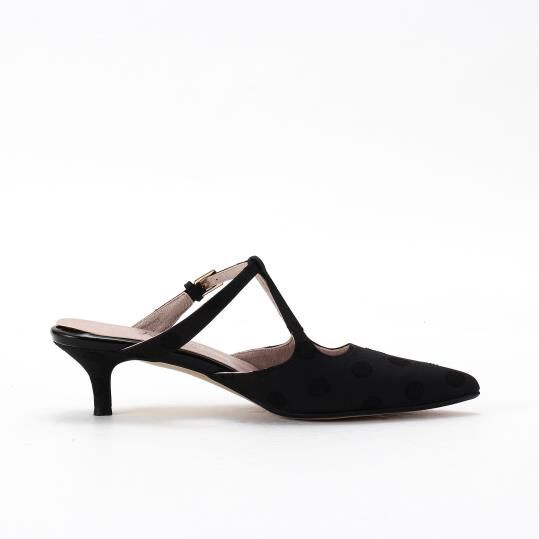 銀座かねまつ「LSDT2552CFUBLK　トライアングルストラップミュール」|サンダル|