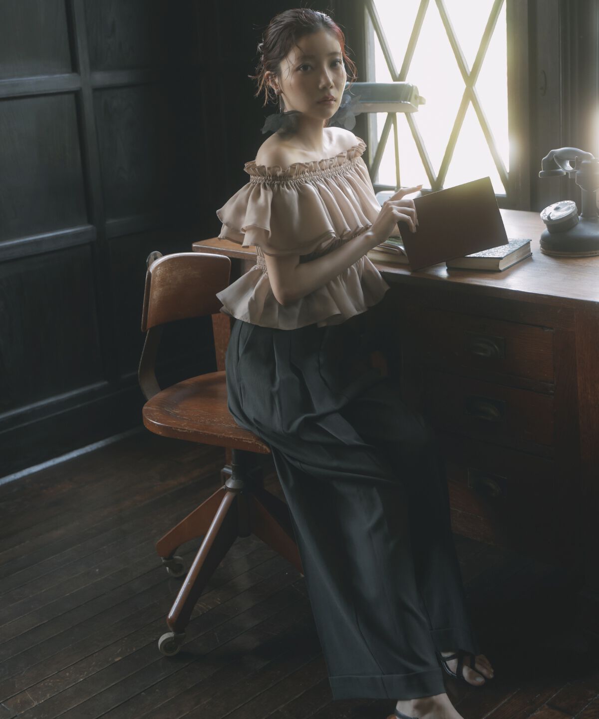 アンドクチュール「エアリーティアードオフショルブラウス」|シャツ・ブラウス|