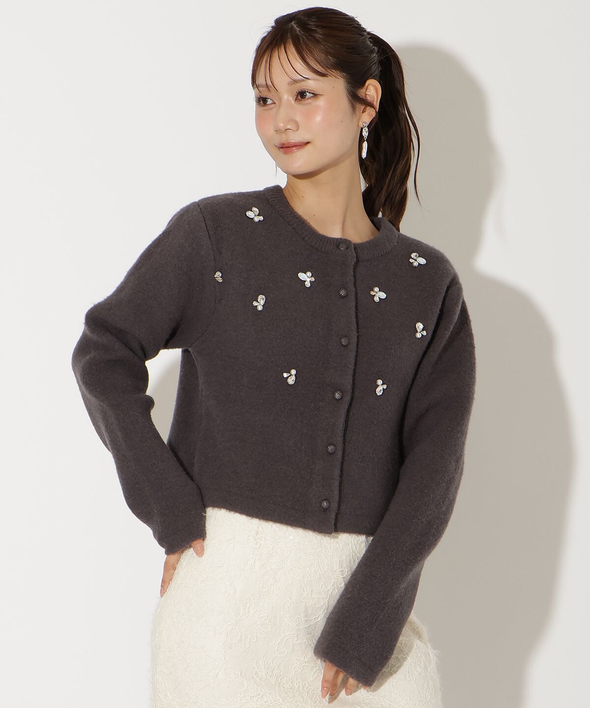 アンドクチュール「ビジュー付きニットカーディガン」|カーディガン|ﾁｬｺｰﾙｸﾞﾚｰ