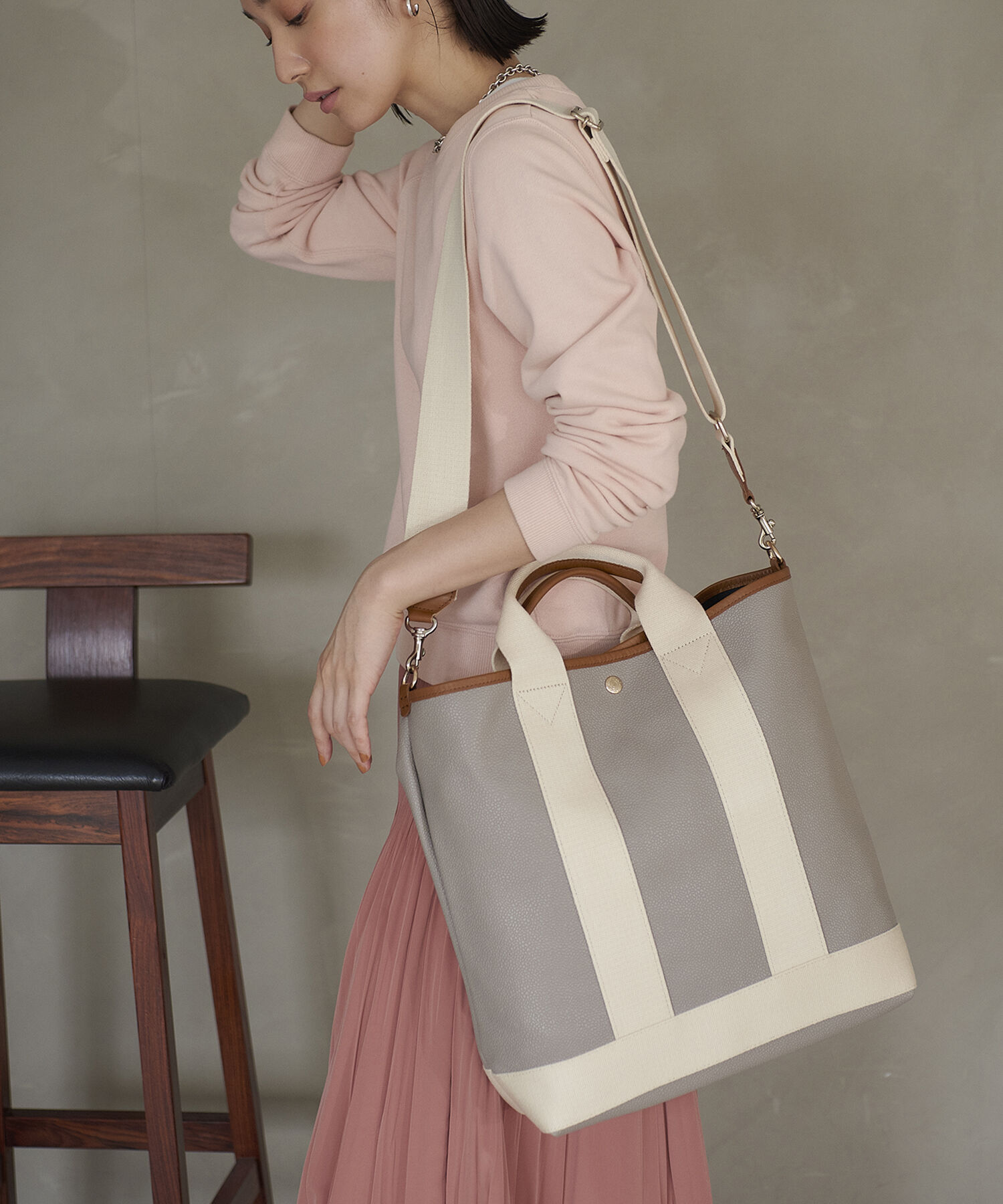 TOPKAPI BREATH「スコッチグレイン ネオレザー 縦型 A4 トート バッグ ショルダー付き L」|ショルダー・メッセンジャー|ライトグレー