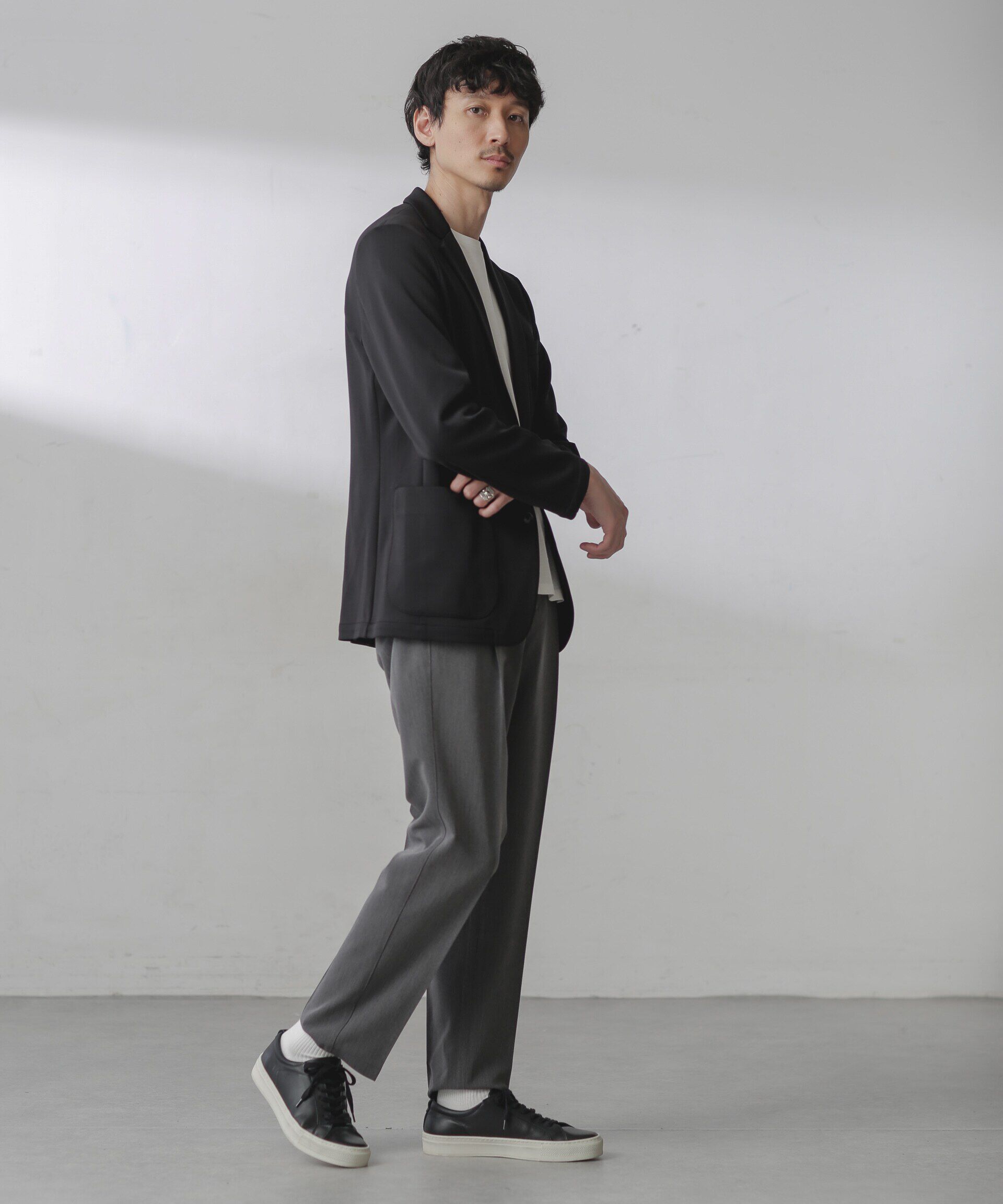 nano･universe「ALWAYS EASY ワンタックスラックス」|スラックス|チャコール3