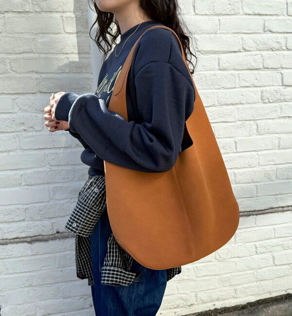 fredy emue「ポーチ付きラウンドワンショルバッグ」|ショルダー・メッセンジャー|キャメル