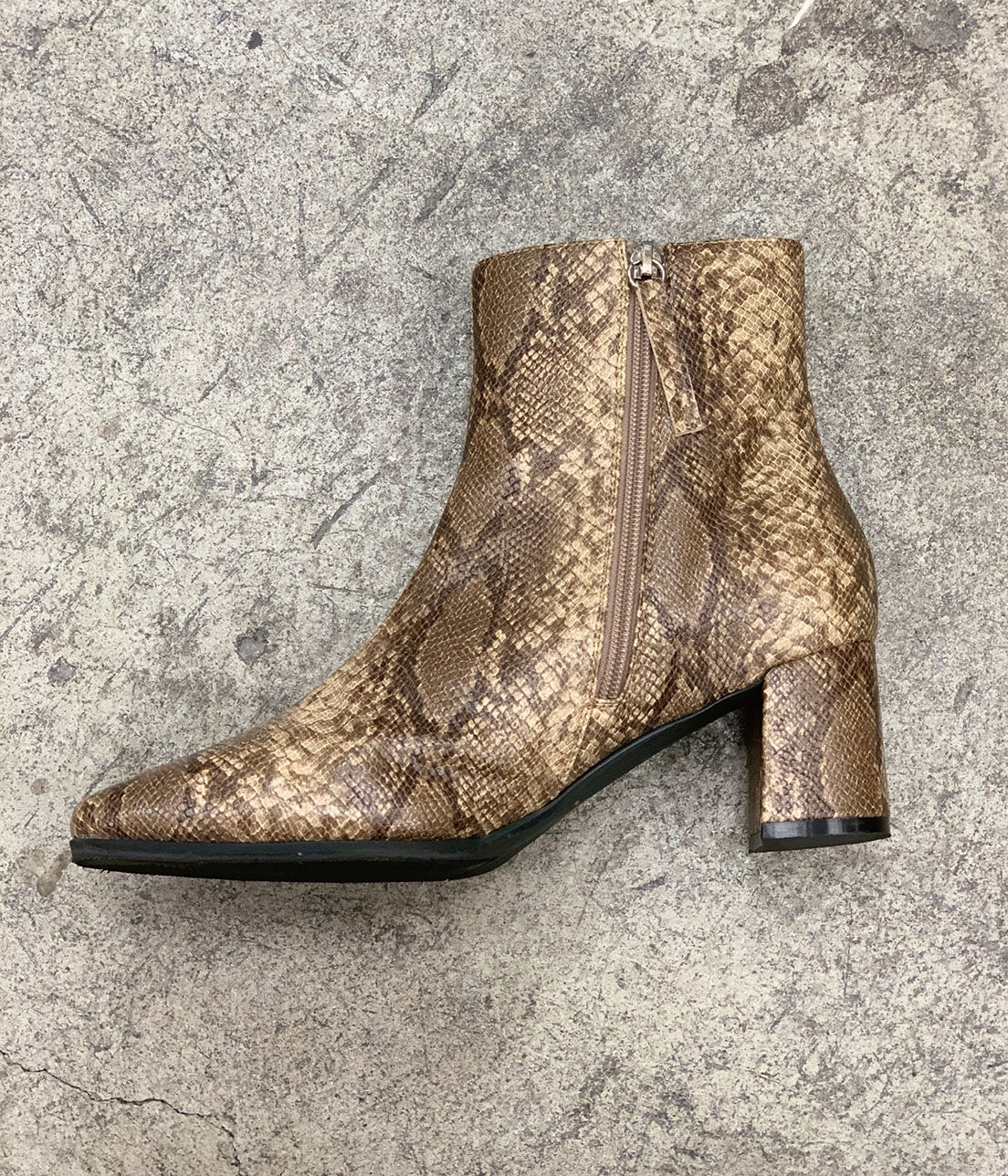 Juze「スクエアトゥセンターシームショートブーツ」|その他|