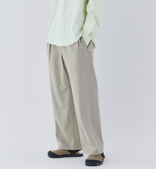  「Gramicci | 〈別注〉2タックシームレスパンツ MEN」|チノ|BEIGE