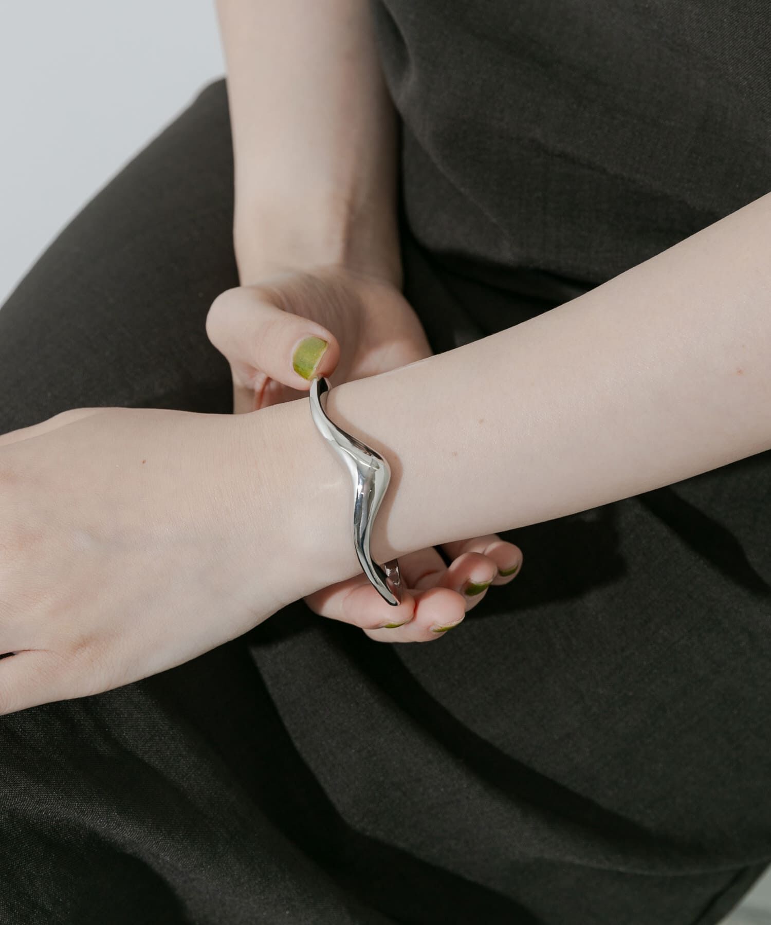 SMELLY「Vラインカーブメタルバングル」|ブレスレット・バングル|