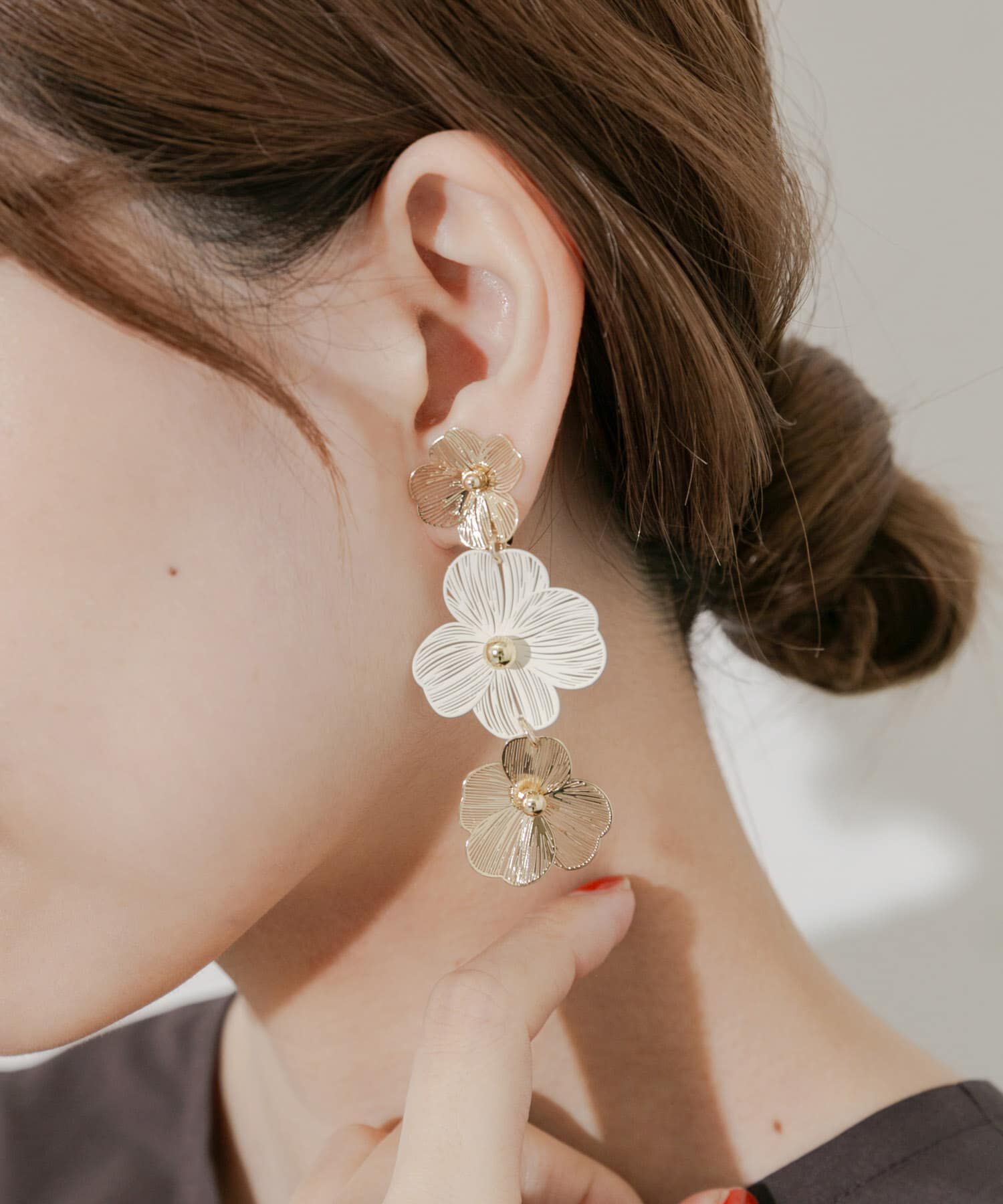 SMELLY「トリプルフラワーイヤリング」|イヤリング|ゴールド系その他