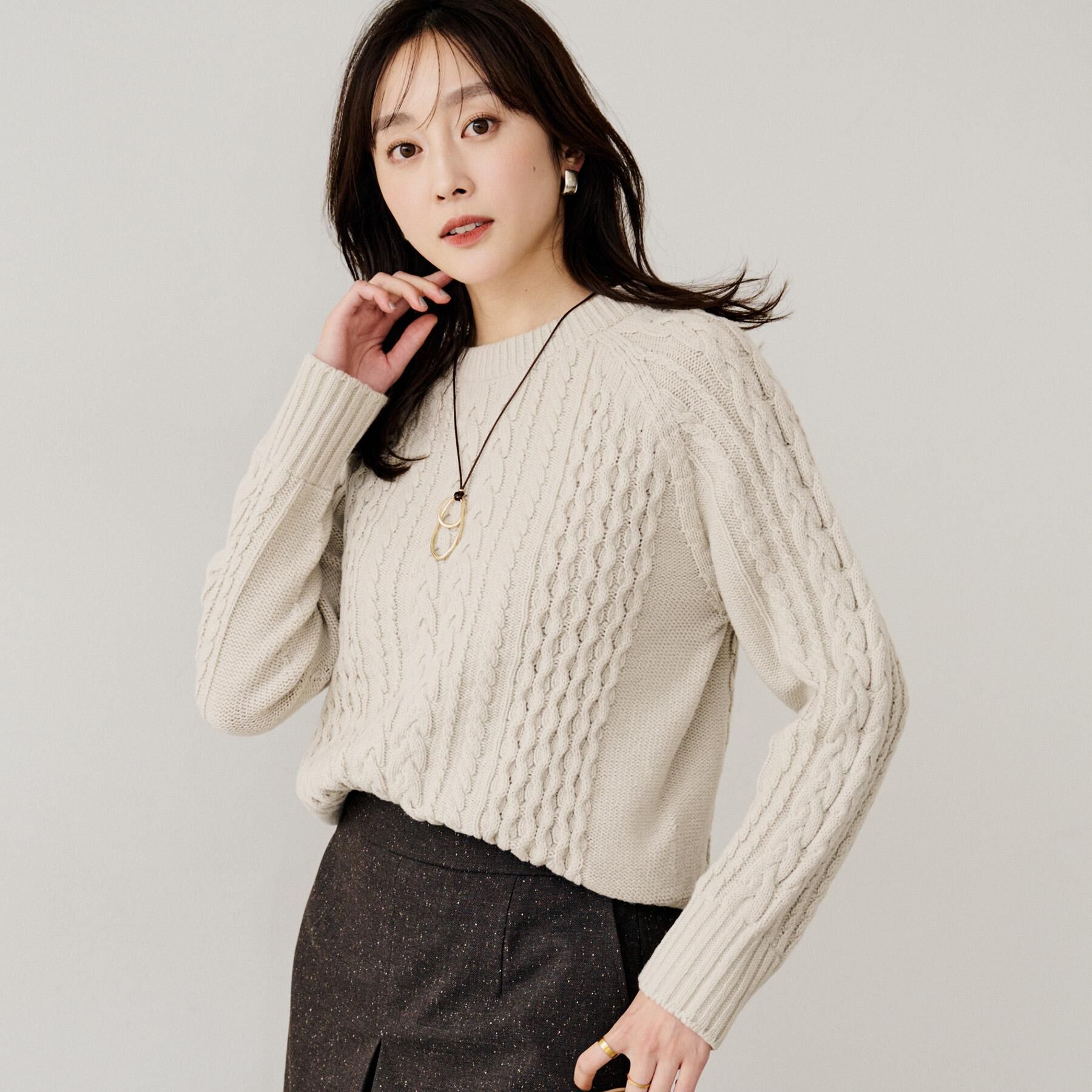 UNTITLED「【すっきりコンパクト】スポンディッシュ ケーブル柄プルオーバー」|ニット・セーター|グレージュ(050)