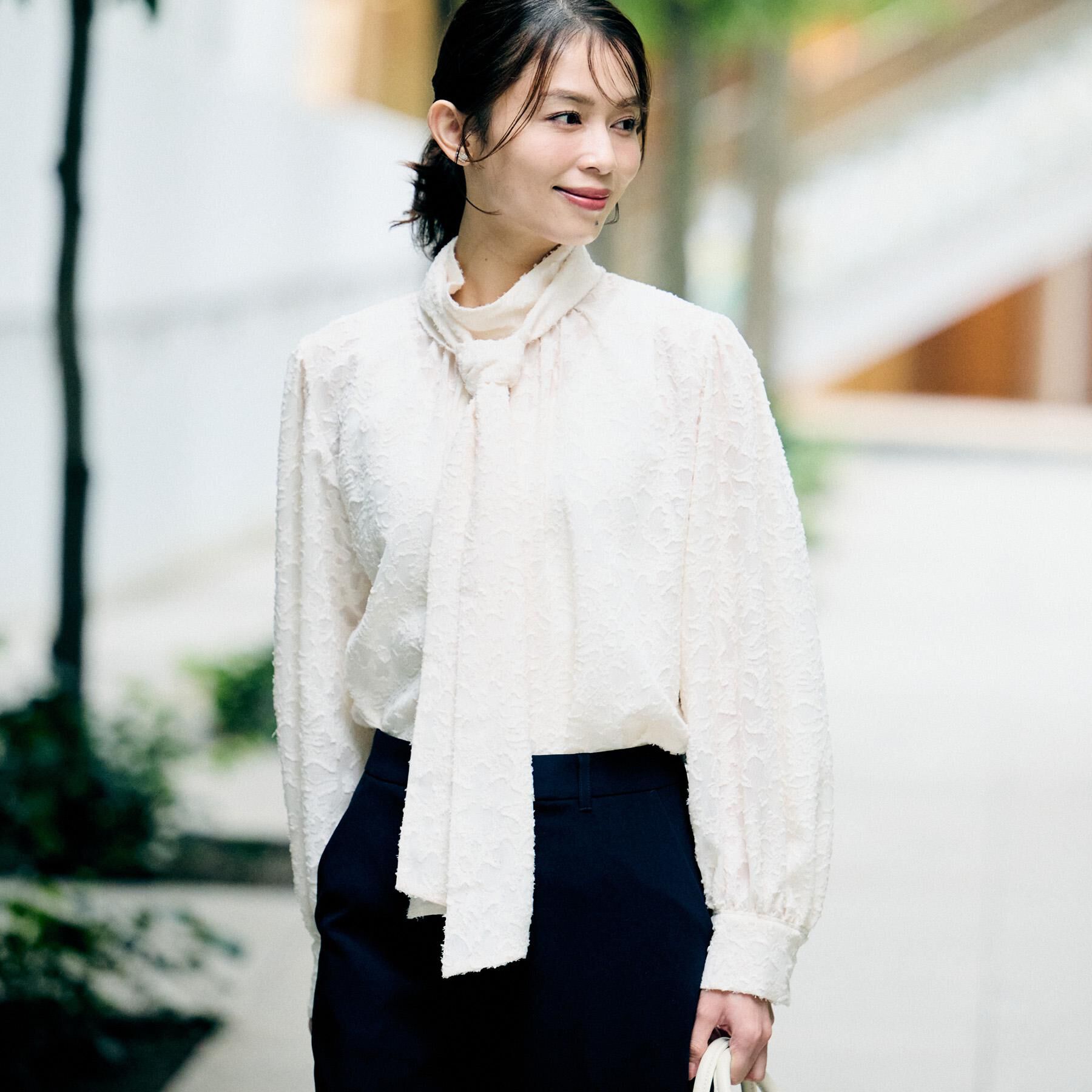 UNTITLED「カットジャカード ボウタイブラウス」|シャツ・ブラウス|オフホワイト(003