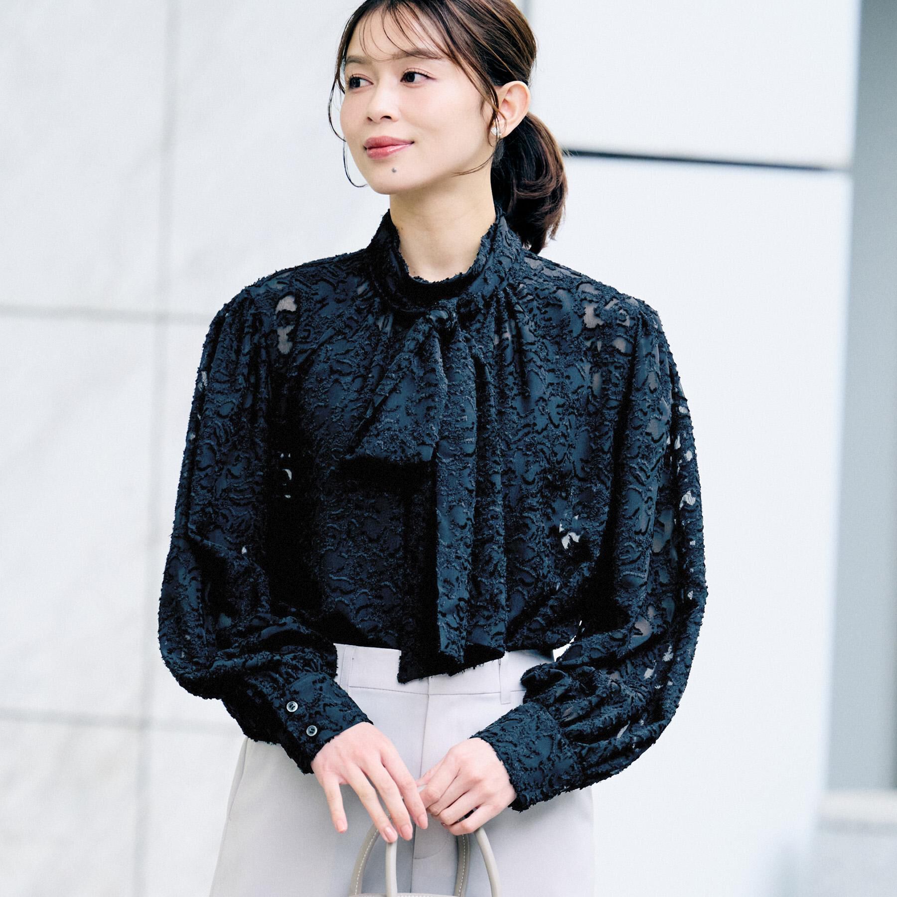 UNTITLED「カットジャカード ボウタイブラウス」|シャツ・ブラウス|ブラック(019)